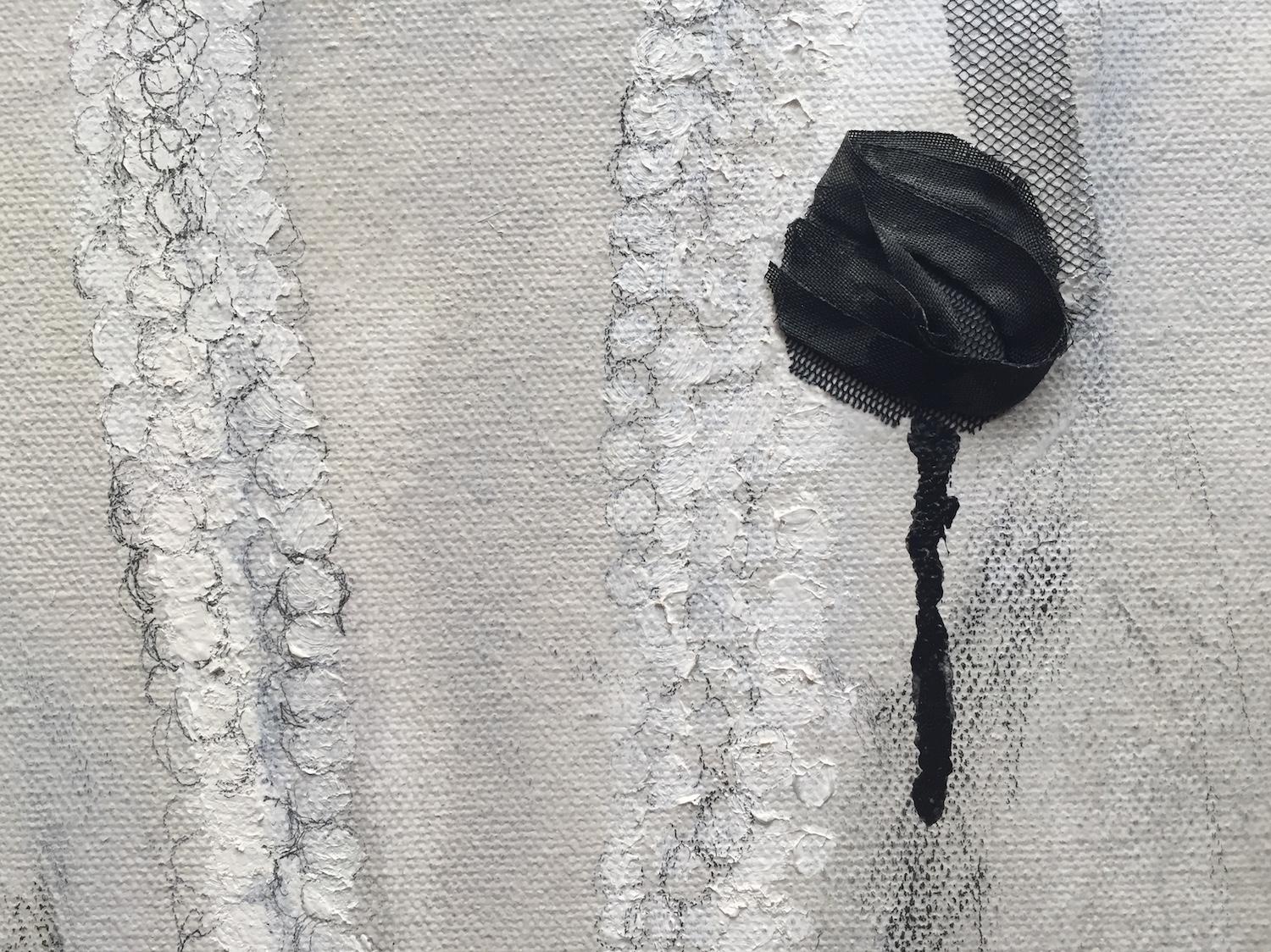 Le perle sono protagoniste di questo coinvolgente gioco di pittura, matita e collage tessile. La combinazione di dettagli intricati e pennellate libere e intuitive comunica un'impressione eterea, piena di consistenza e movimento. L'elemento tessile