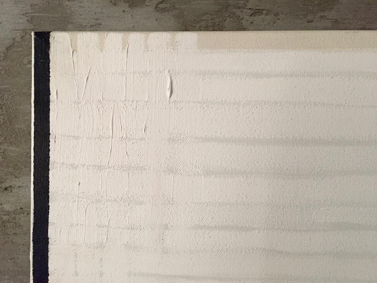 Cette peinture abstraite minimale contemporaine met l'accent sur une composition simplifiée. Les textures et les motifs jouent un rôle dans cette œuvre minimale mais convaincante. Esthétiquement calme, la peinture invite le spectateur à une réaction