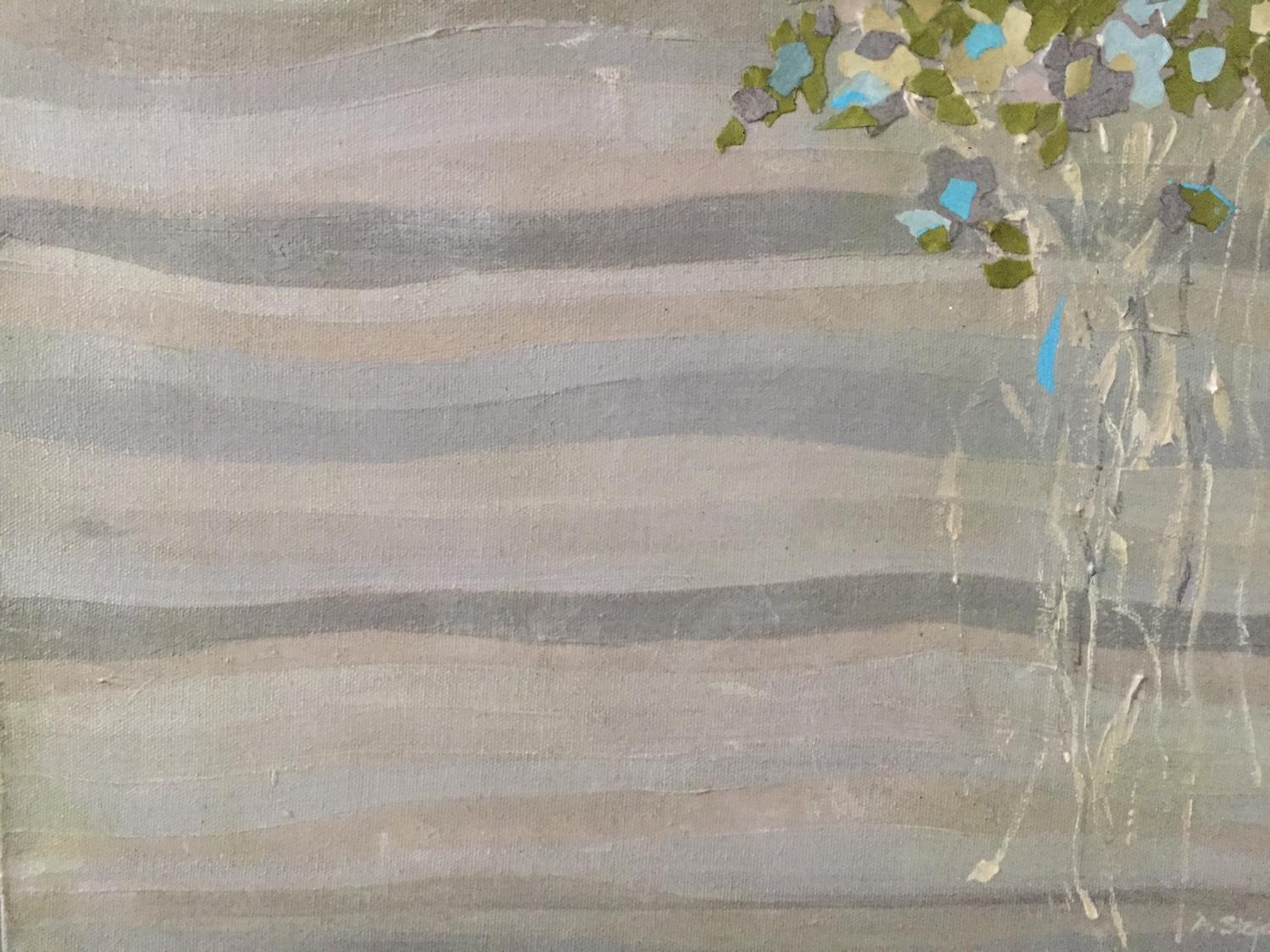 Un poco de azul es una pintura de paisaje floral que combina intrincados detalles florales con un intuitivo trabajo de pincel abstracto. Delicadas flores de collage recortadas a mano en tela y papel, añaden dimensión y movimiento mientras flotan en