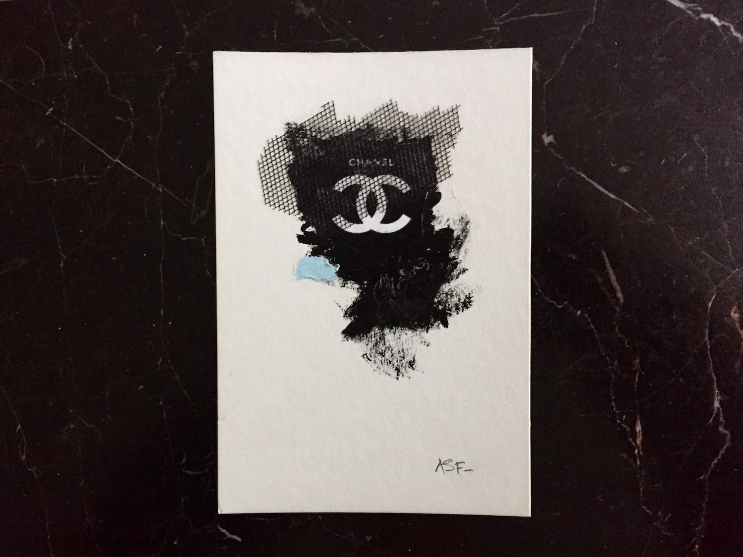 Andrea Stajan-Ferkul Still-Life Painting – Homage an Chanel - (4" x 8,5", Schwarz und Weiß, Chanel Art)