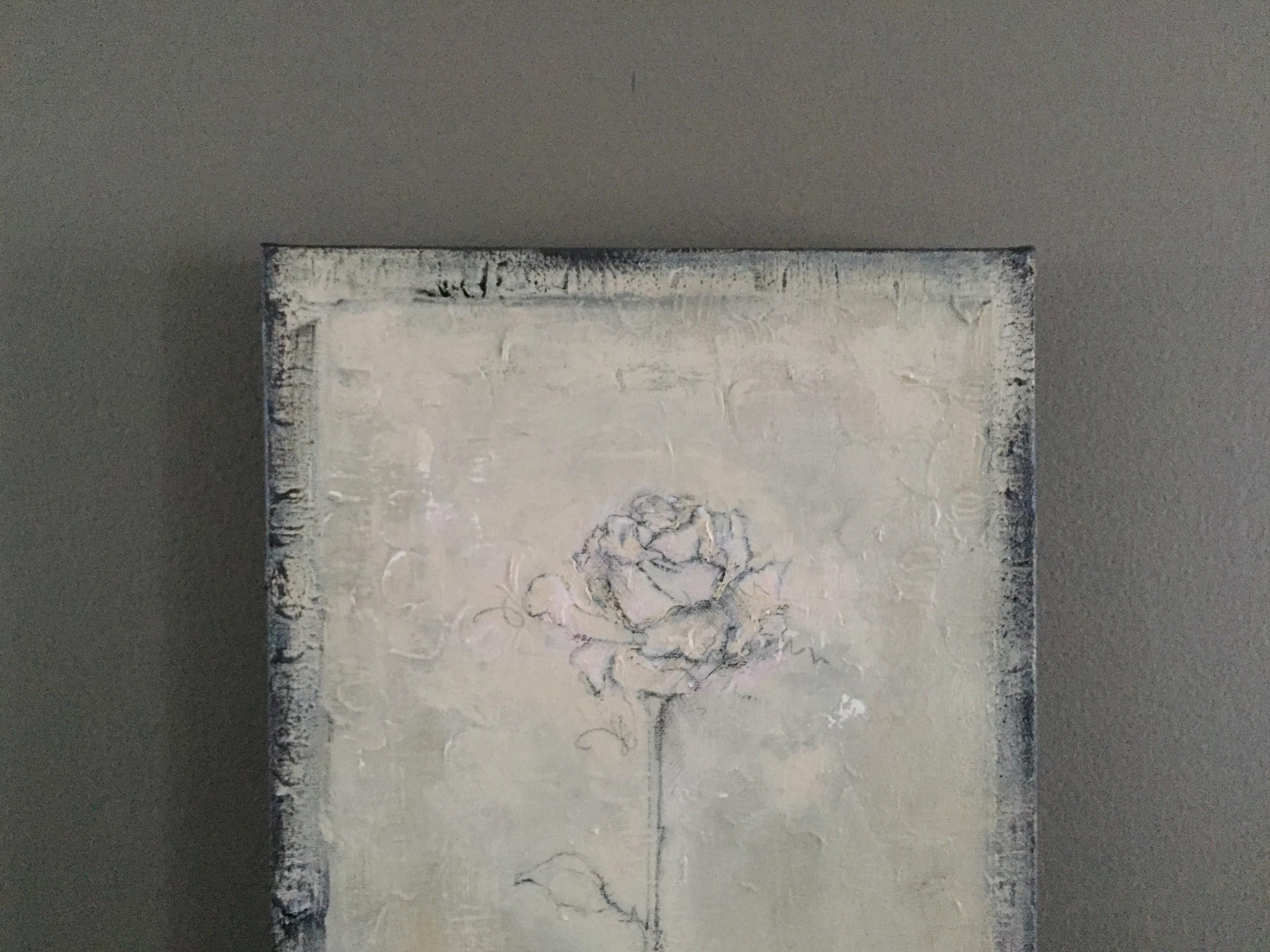 Cette peinture discrète représente une seule rose et met l'accent sur les détails et une composition solide. Un travail délicat au crayon complète le fond fortement texturé constitué par des couches de peinture. Expressif et raffiné à la fois, les
