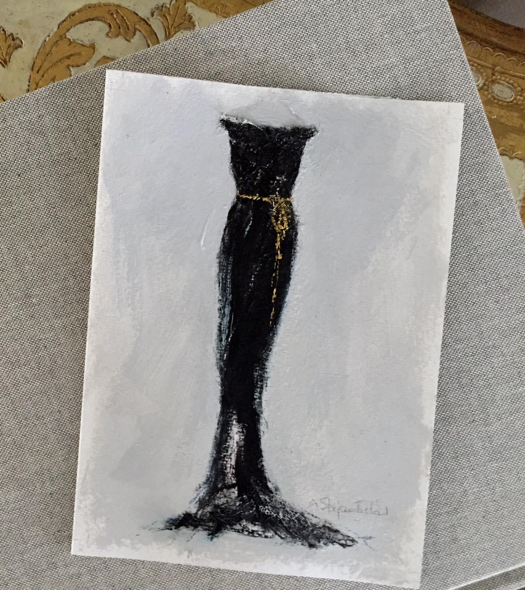 Andrea Stajan-Ferkul Figurative Painting – Stepping Out - 5"x7", Schwarzes Kleid, Kunstwerk auf Papier, Gemälde, Golddetails
