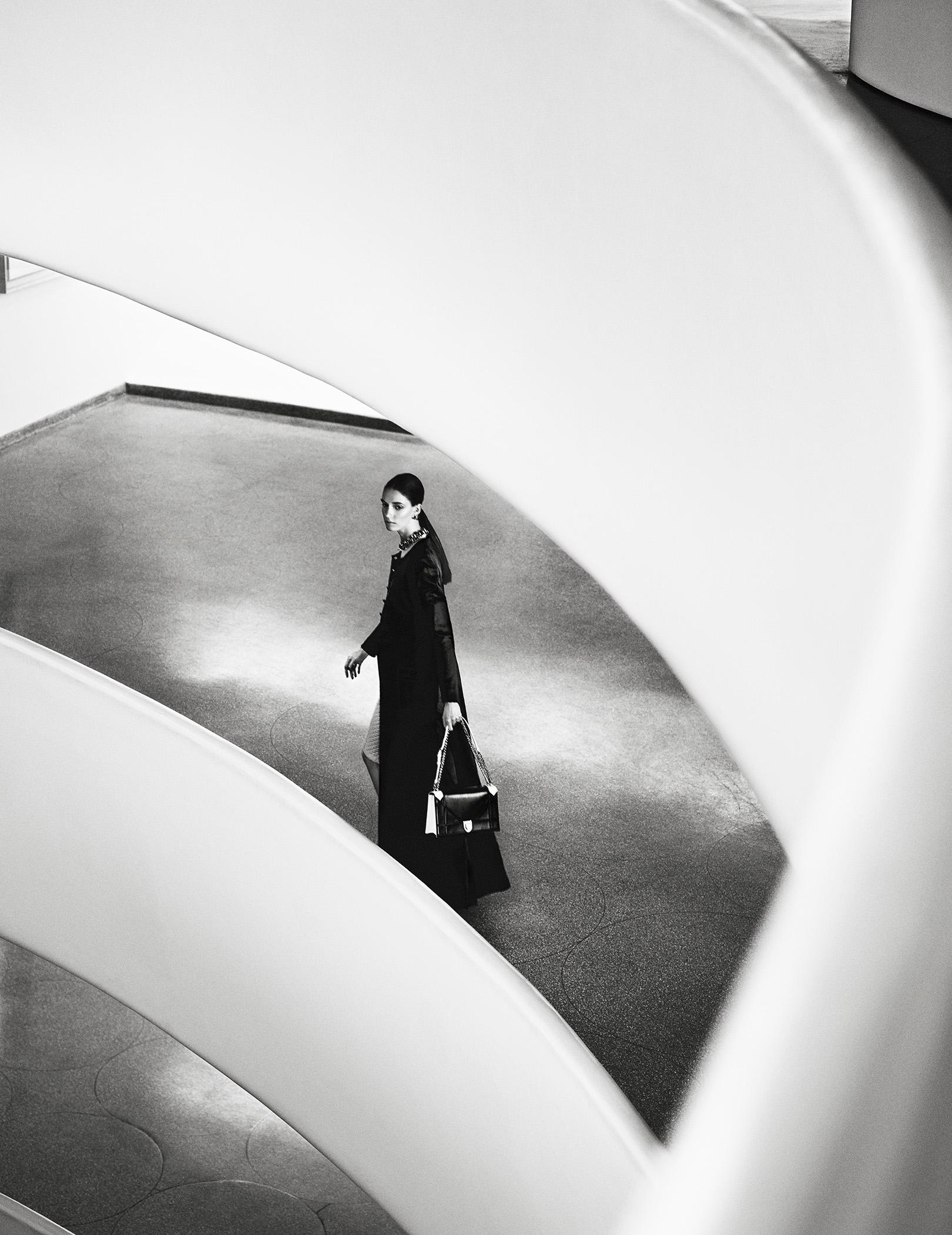 Emma Summerton (*1970, Australia)
Guggenheim x Dior
2015
Stampa a pigmenti d'archivio su carta Hahnemühle
Foglio 160 x 120 cm (63 x 47 1/4 in.)
Edizione di 3, più 2 AP; Ed. n. 2/3
solo per la stampa

Emma Summerton (*1970 Australia) si è diplomata