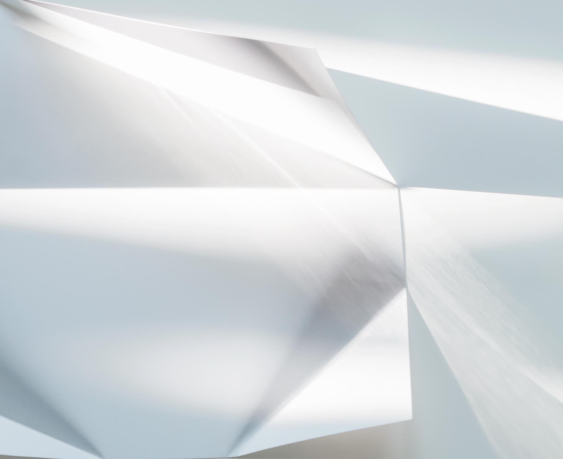 Zweifach zusammenklappbar Dominique Teufen, Weiß, Licht, Fotografie, Papier, gefaltet, Bauhaus im Angebot 1