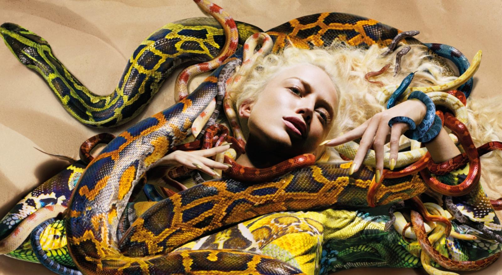 Alexander McQueen Nick Knight, mode, serpents, femme, cheveux blonds, désert en vente 1