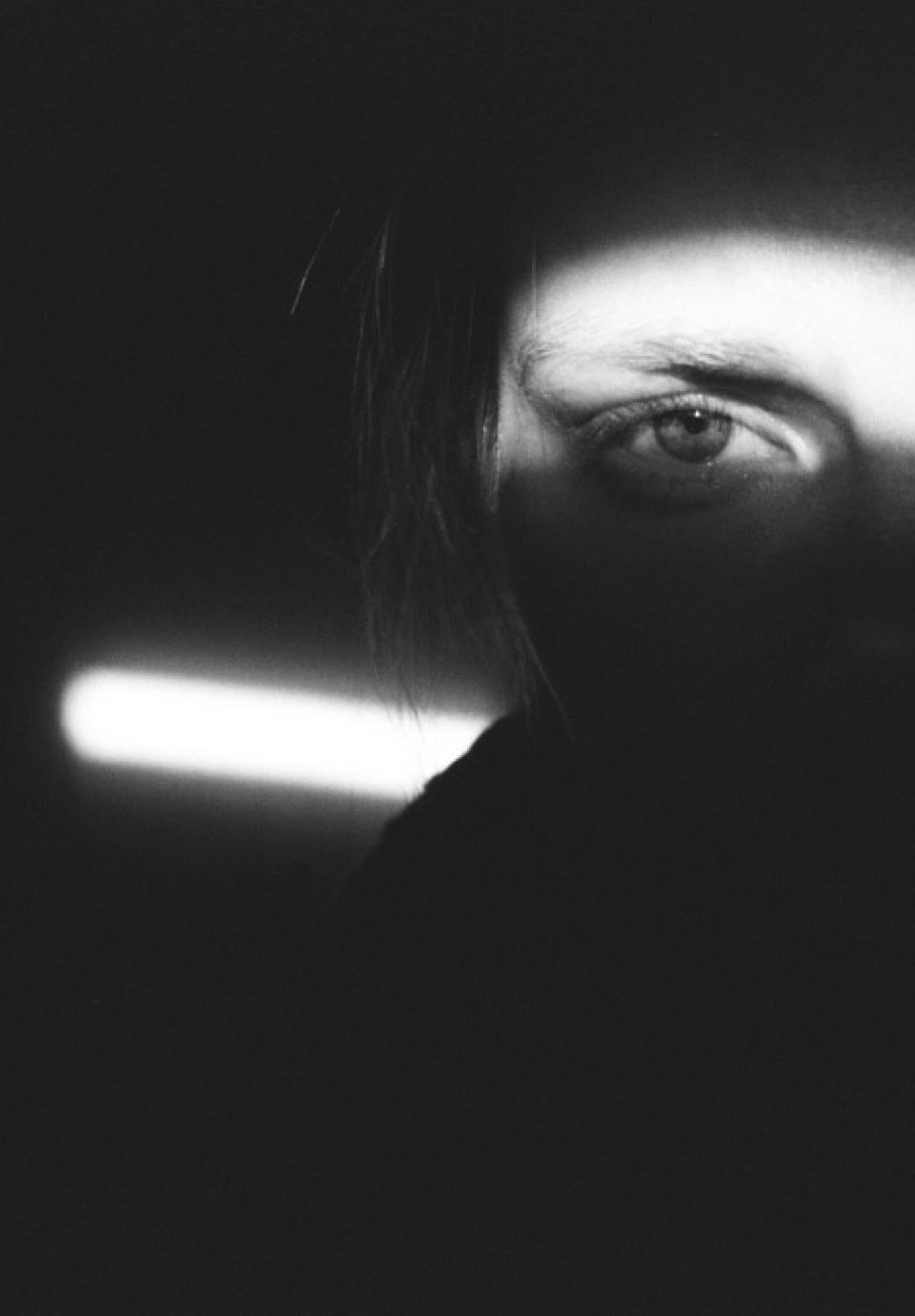 Lina Scheynius, Schwarz-Weiß, Fotografie, Frau, Licht, Ohne Titel (Kalk) im Angebot 1