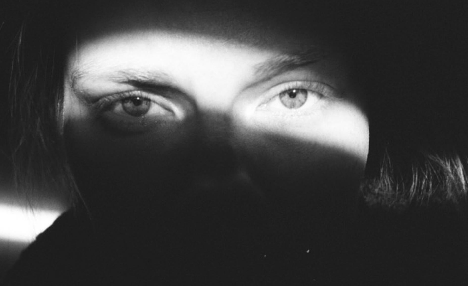 Lina Scheynius, Schwarz-Weiß, Fotografie, Frau, Licht, Ohne Titel (Kalk) im Angebot 3