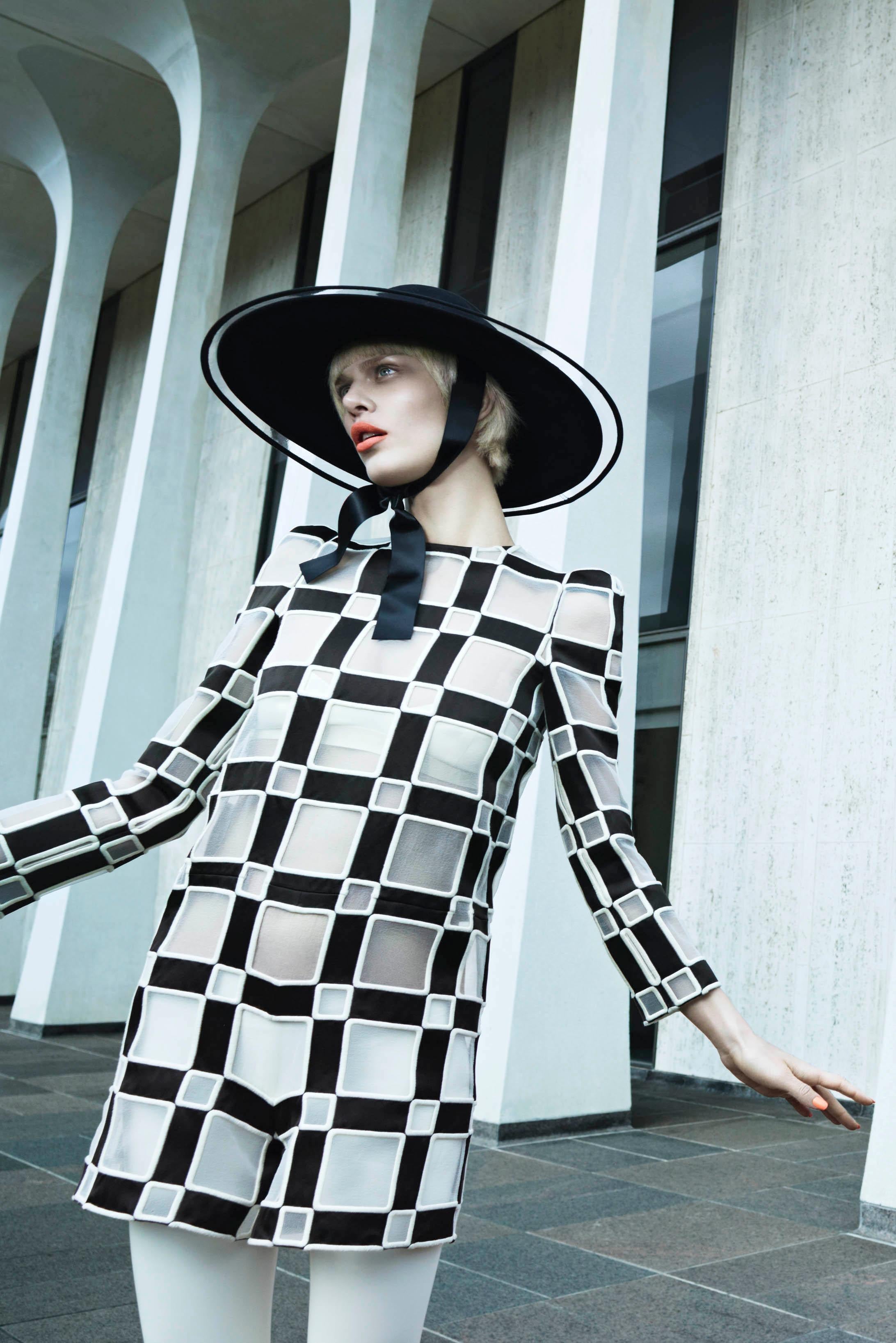 Aymeline x 2 - Emma Summerton, Bianco e nero, Modelli, Architettura, Moda in vendita 1