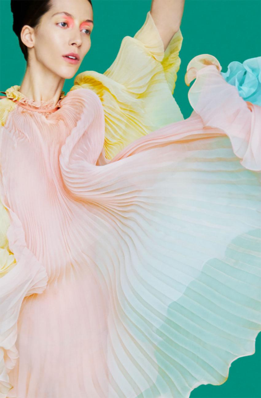 Alana Zimmer Erik Madigan Halsausschnitt, Mode, Kunst, Frau, Fotografie, Kleid, Modell (Beige), Color Photograph, von Erik Madigan Heck