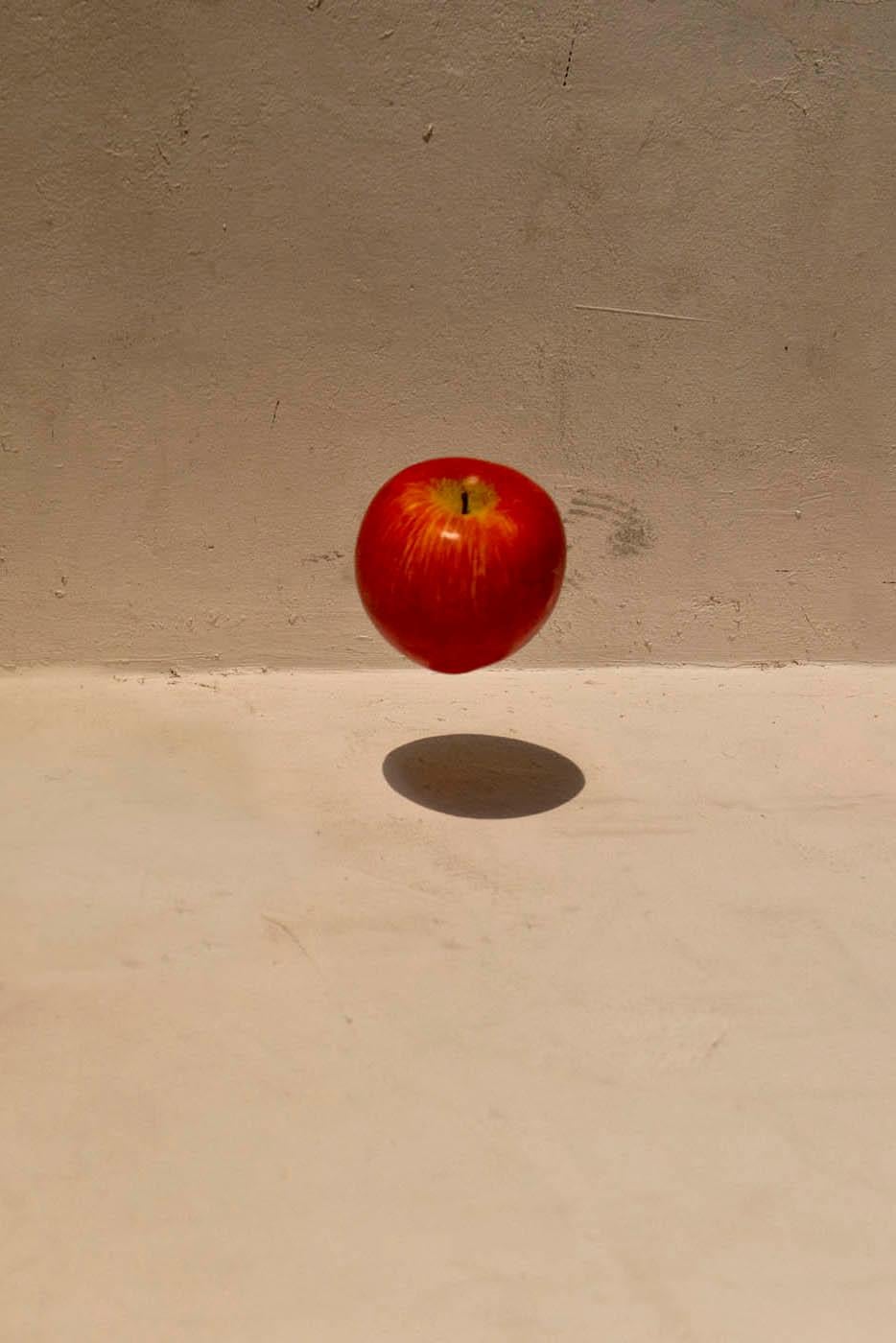 One Life (2015) #006 Jun Ahn, Fotografie, Apfel, Rot, Abstrakt, Minimalismus im Angebot 1