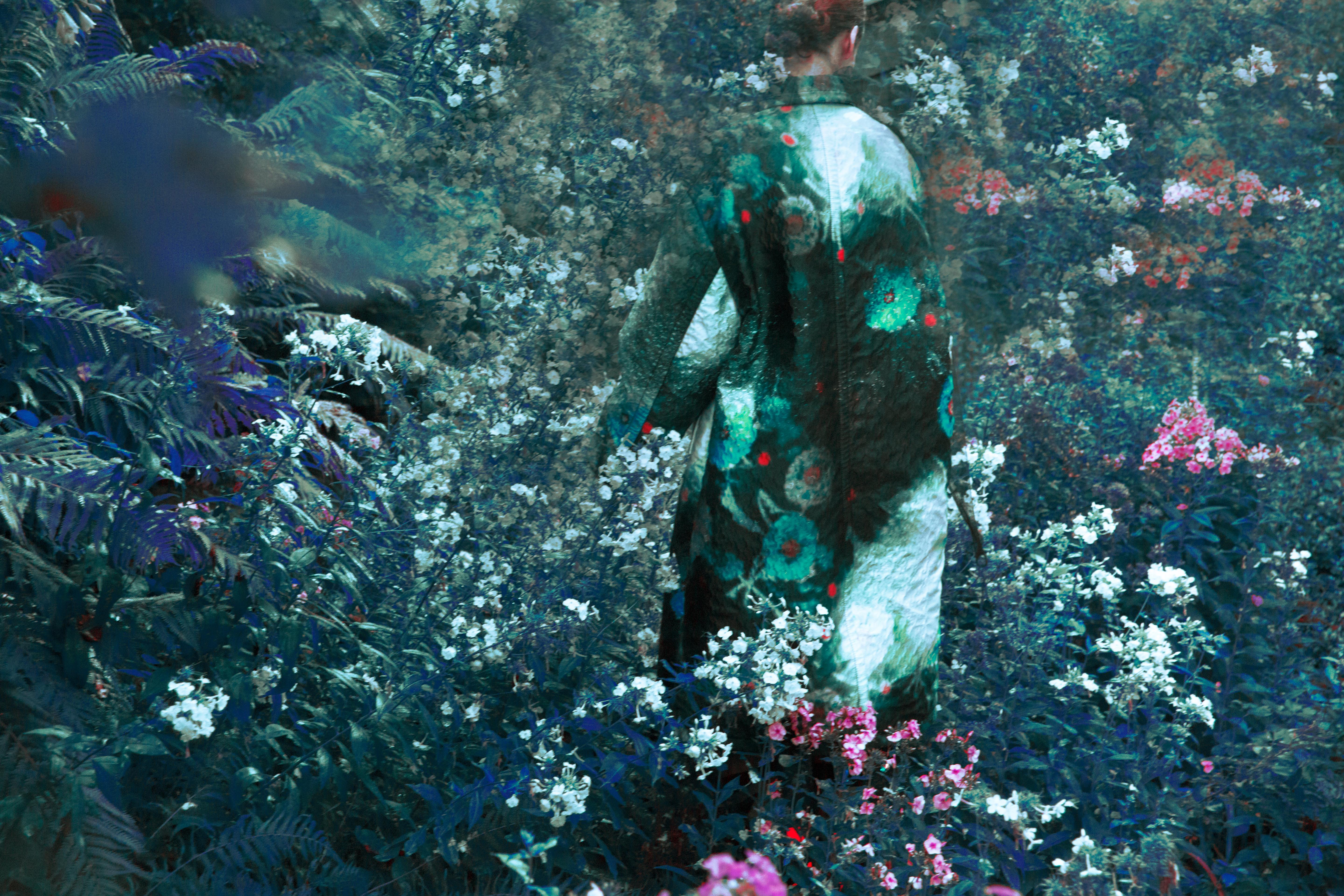 Erik MADIGAN HECK (*1983, United States)
Untitled 3, from the series 'The Garden', 2019
Chromogenic print
Sheet 101.6 x 152.4 cm (40 x 60 in.)
Frame 104.5 x 156 x 5 cm (41 1/8 x 61 3/8 x 2 in.)
Edition of 9, plus 2 AP; Ed. no. 1/9
print