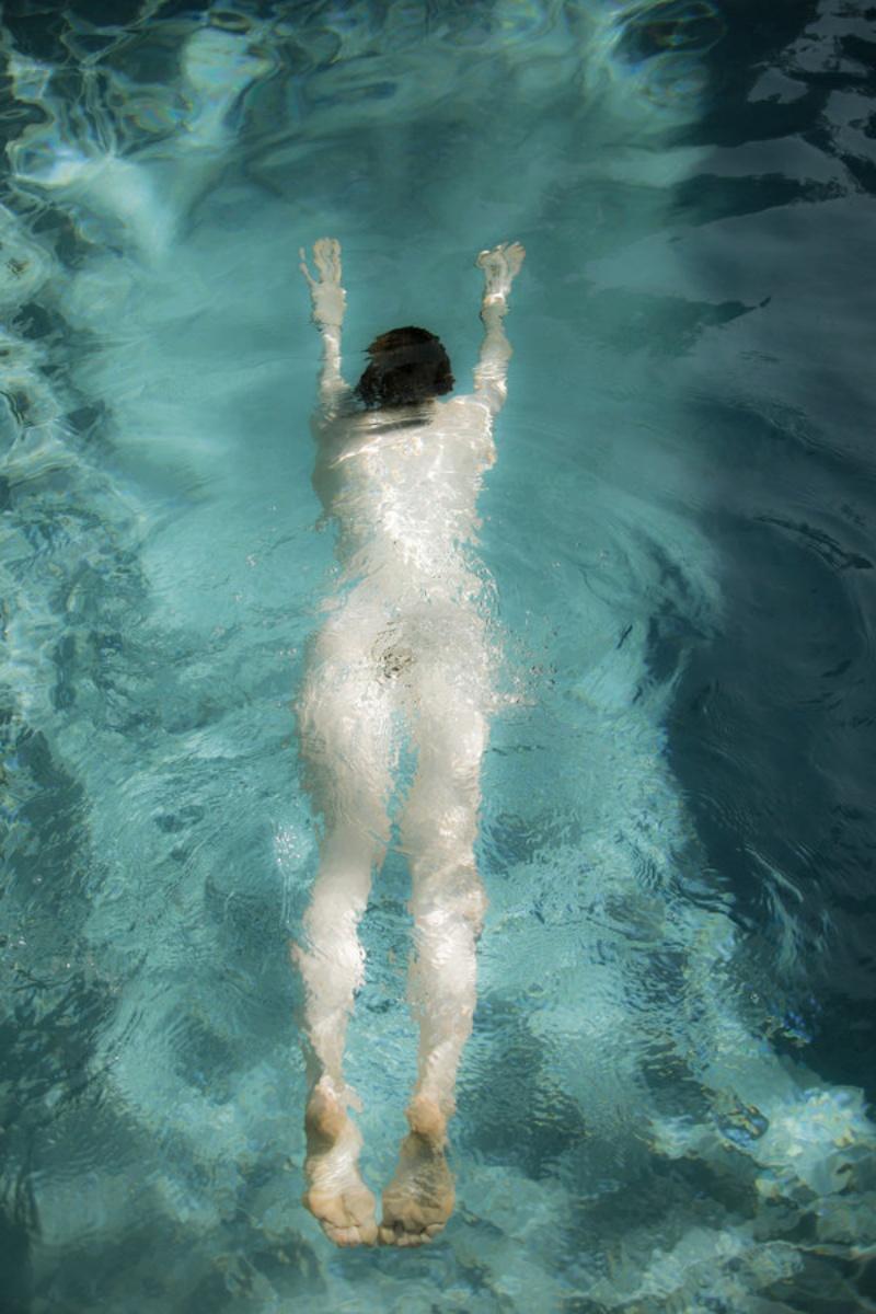 Color Photograph Erik Madigan Heck - Bri in Pool, The Garden Erik Madigan Hauteur, Nu, Femme, Pool