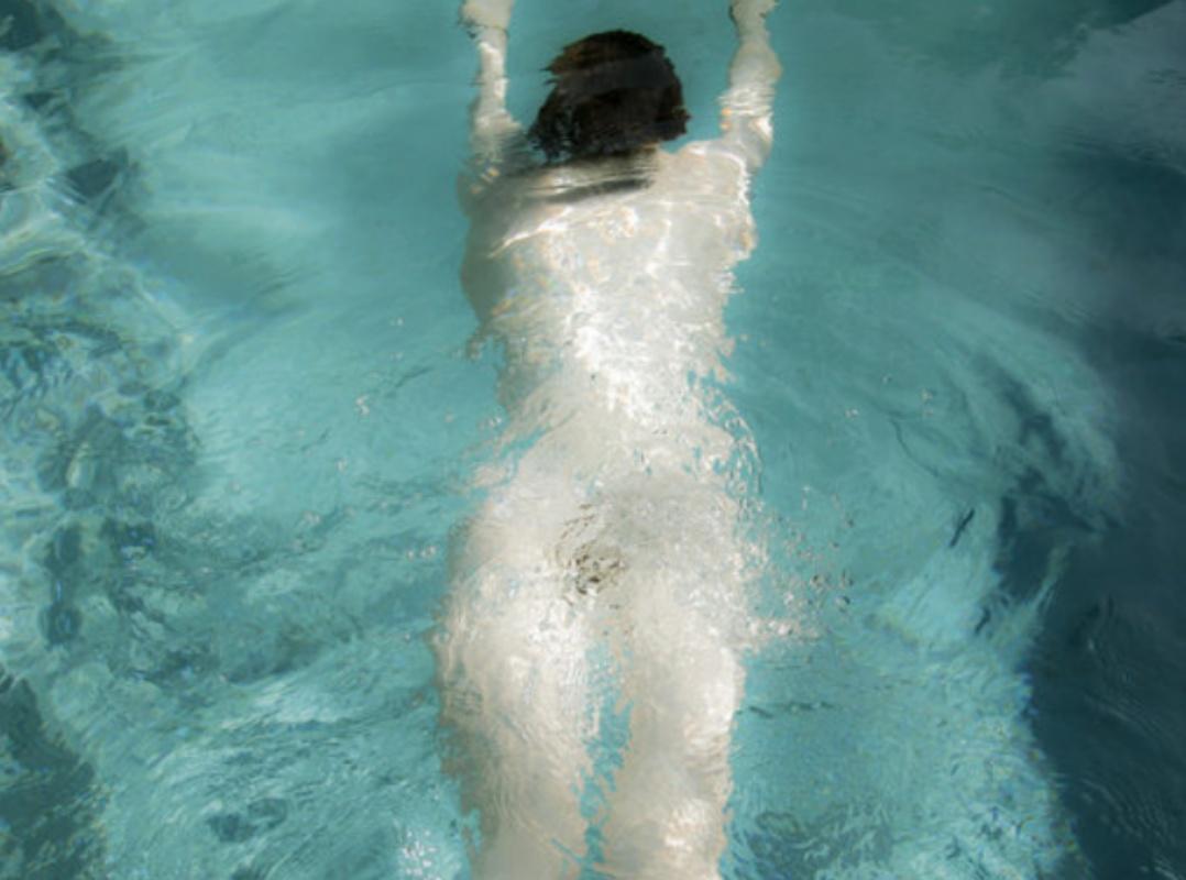 Bri in Pool, The Garden Erik Madigan Hauteur, Nu, Femme, Pool - Bleu Color Photograph par Erik Madigan Heck