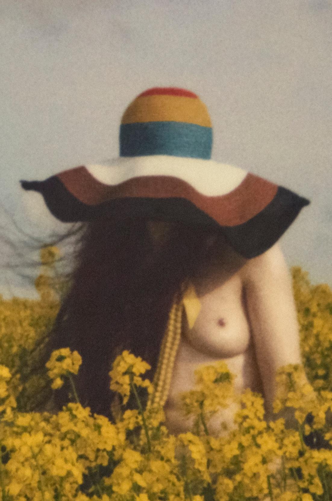 Avebury Landing - Emma Summerton, Polaroid, Moda, Desnudo, Mujer, Campo de flores en venta 1