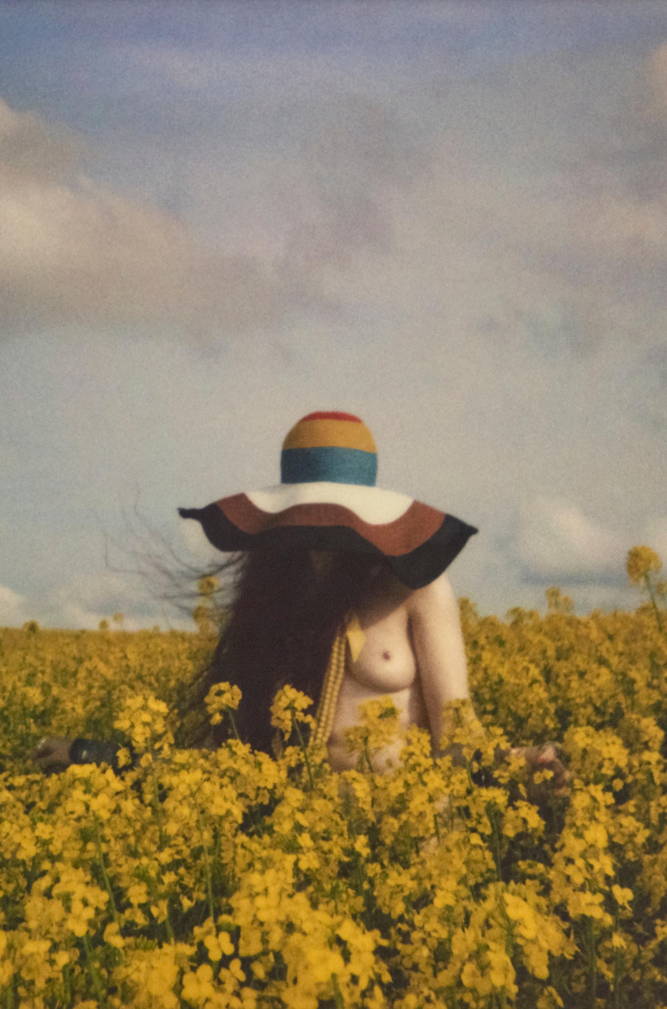 Avebury Landing - Emma Summerton, Polaroid, Moda, Desnudo, Mujer, Campo de flores en venta 2