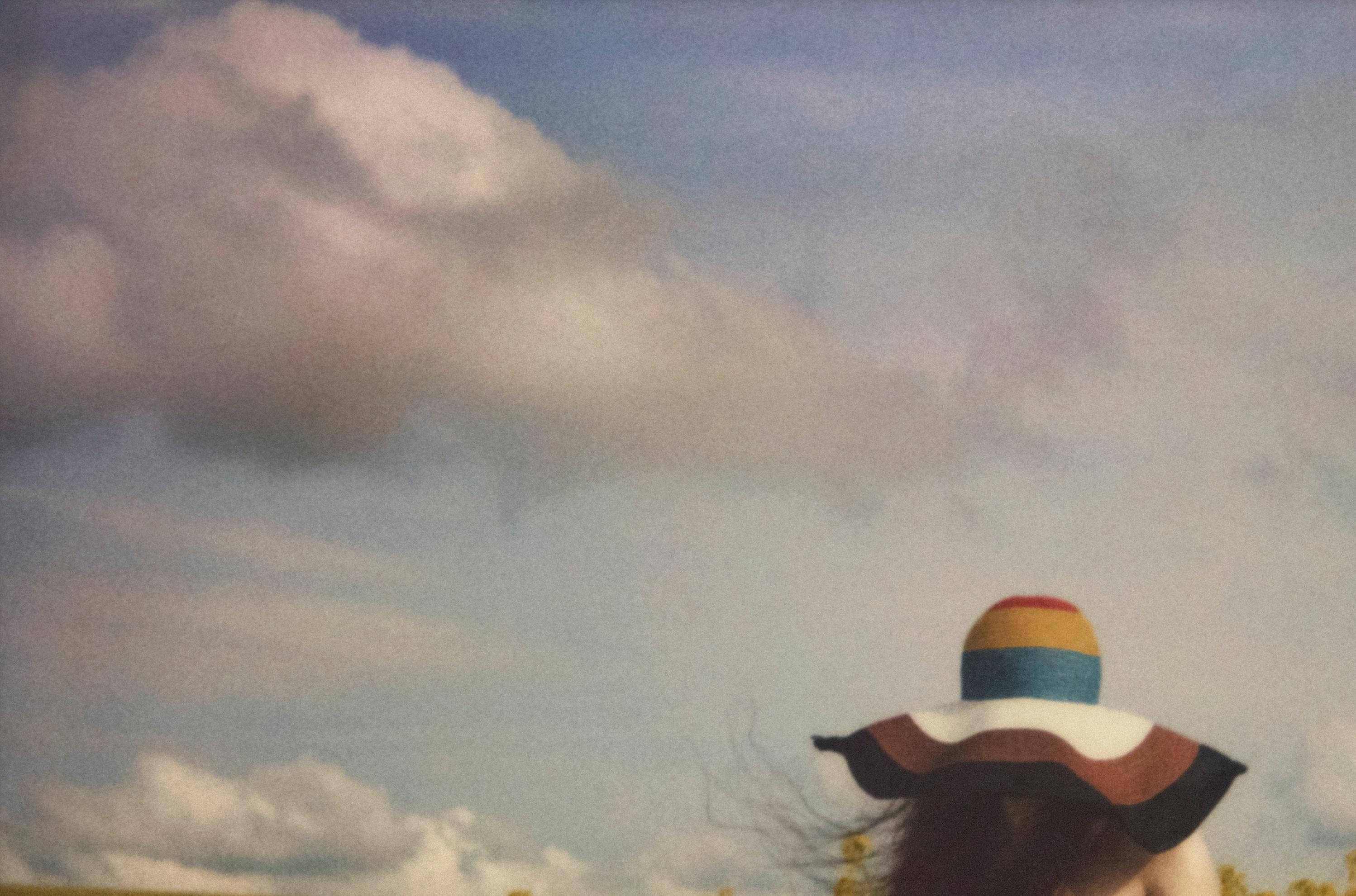 Avebury Landing - Emma Summerton, Polaroid, Moda, Desnudo, Mujer, Campo de flores en venta 3