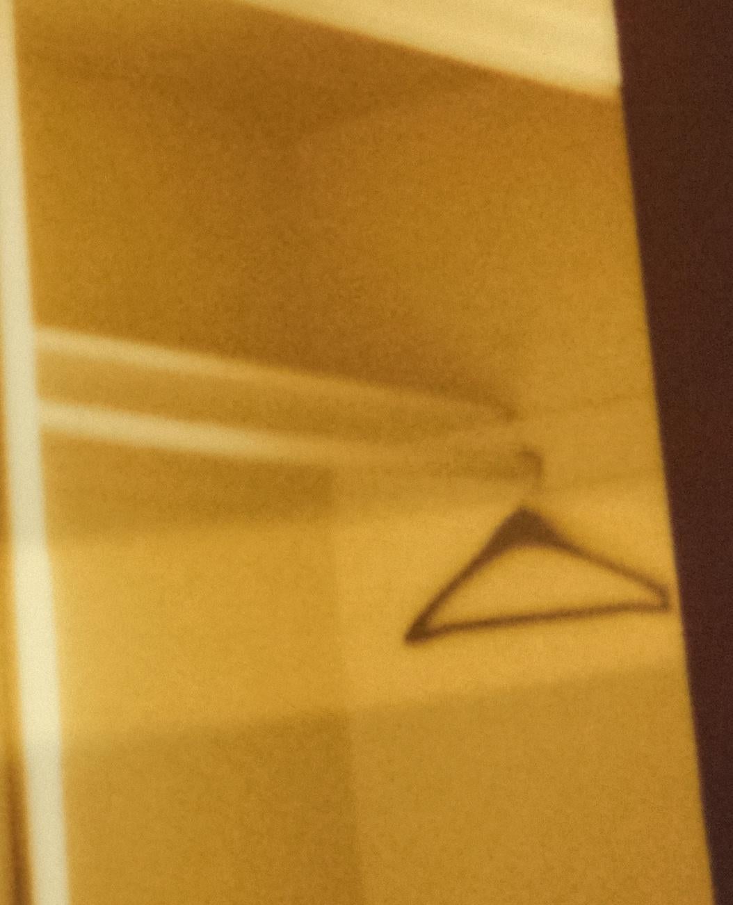 Awake Asleep AC Emma Summerton, Polaroid, couleur, lumière, rayon de soleil, chambre d'hôtel en vente 3