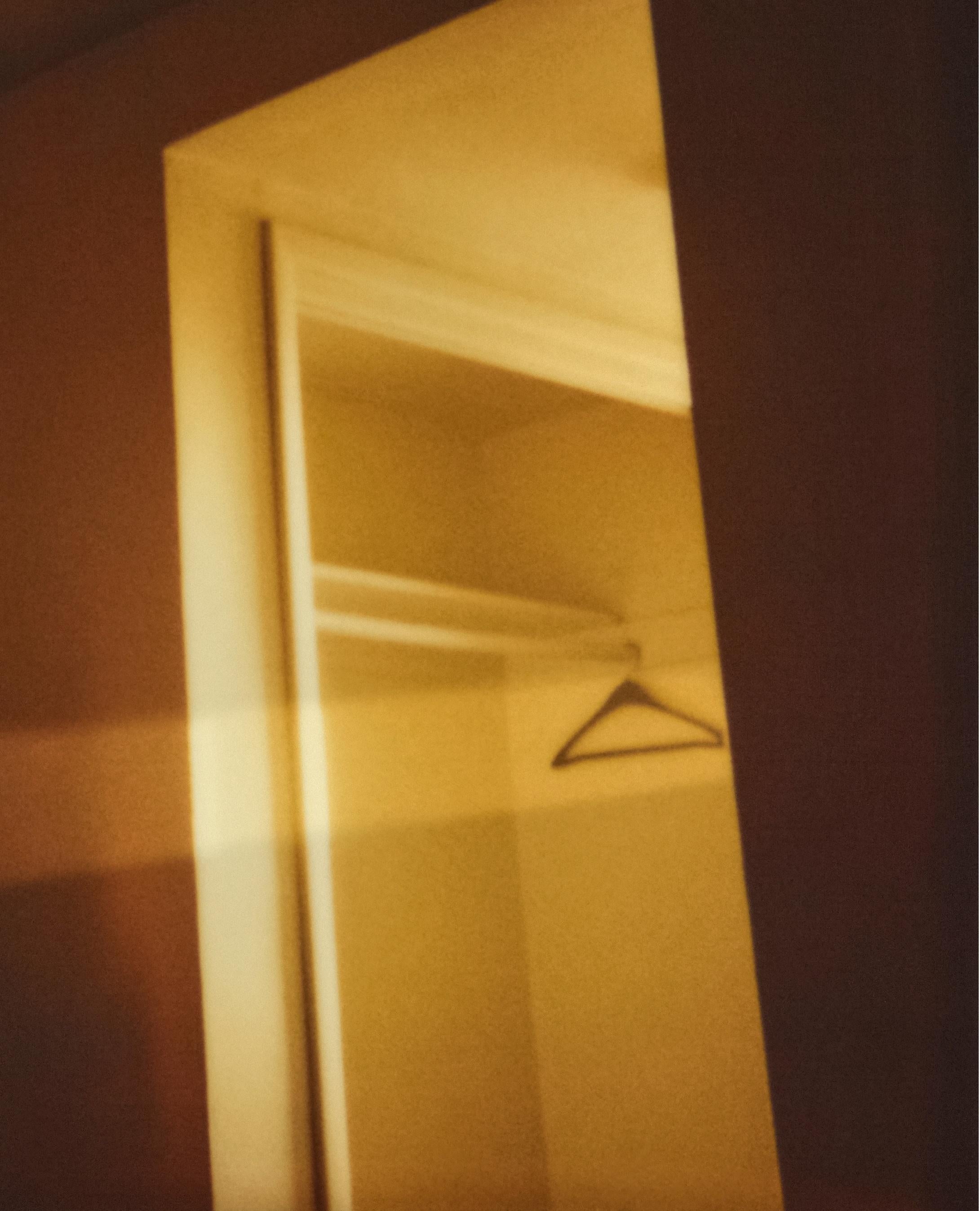 Awake Asleep AC Emma Summerton, Polaroid, couleur, lumière, rayon de soleil, chambre d'hôtel en vente 4