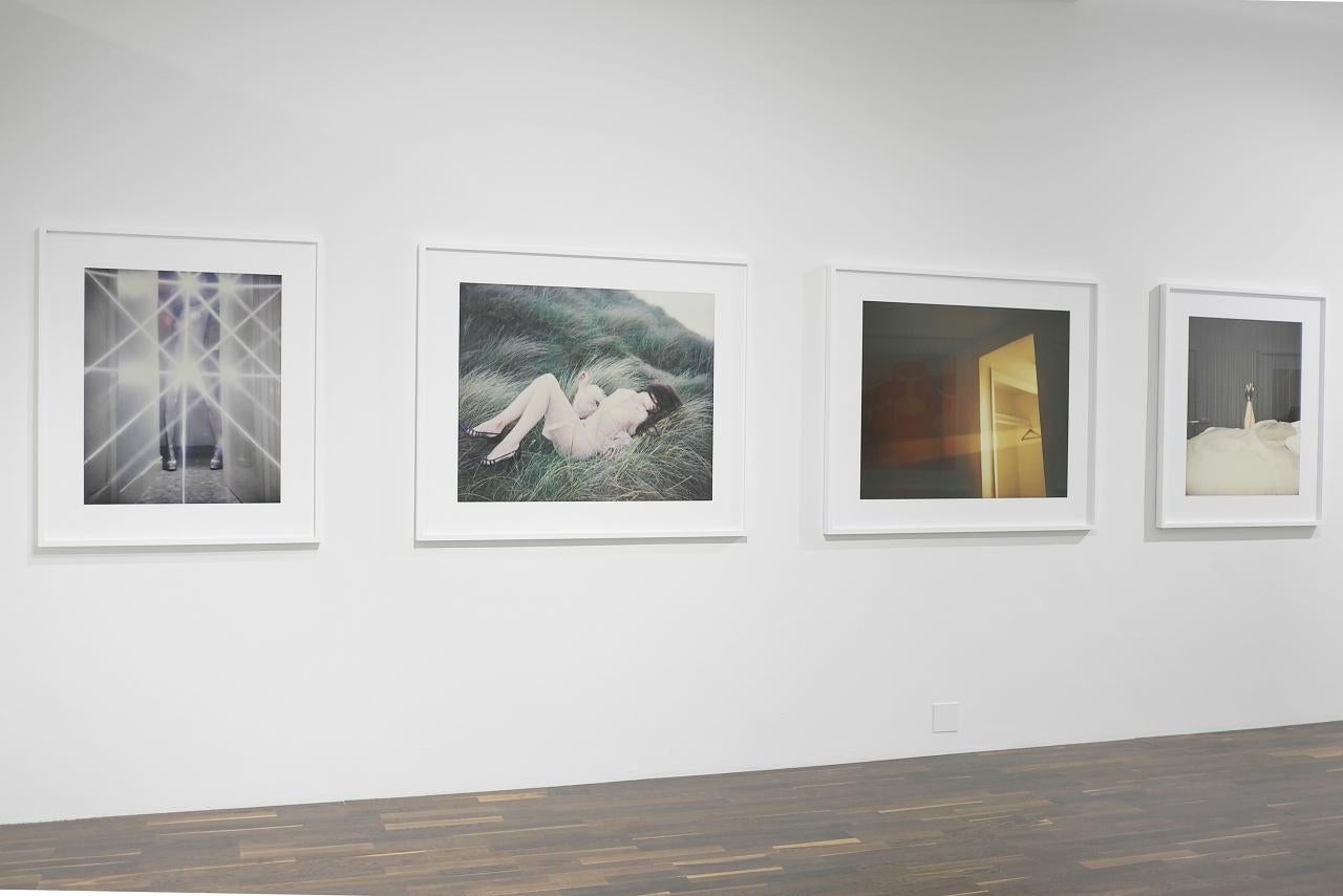 Awake Asleep AC Emma Summerton, Polaroid, couleur, lumière, rayon de soleil, chambre d'hôtel en vente 5