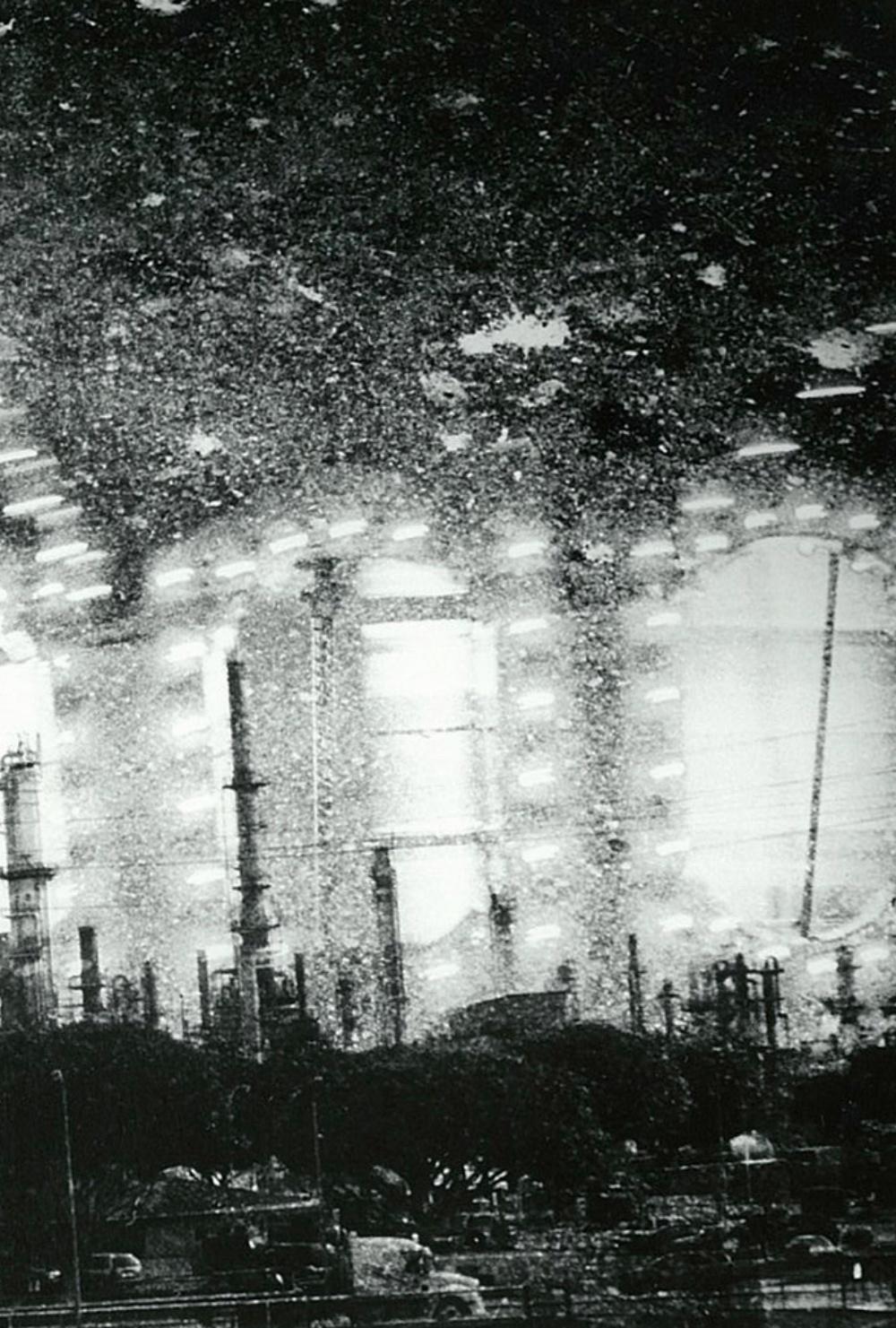 WARNING #09 Kosuke, Fotografie, Kunst, Abstrakt, Schwarz-Weiß, Industrie (Zeitgenössisch), Photograph, von Kosuke Kawamura