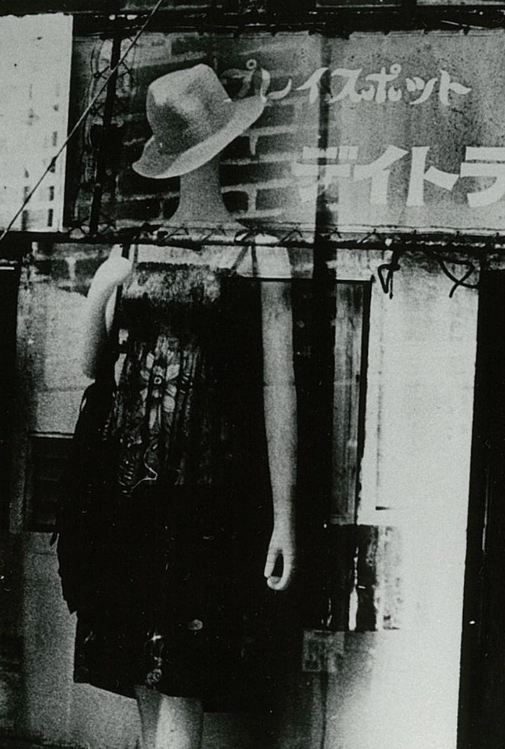 GUERRE #05 Kosuke, photographie, mannequin, noir et blanc, boutique, fenêtre  - Contemporain Photograph par Kosuke Kawamura