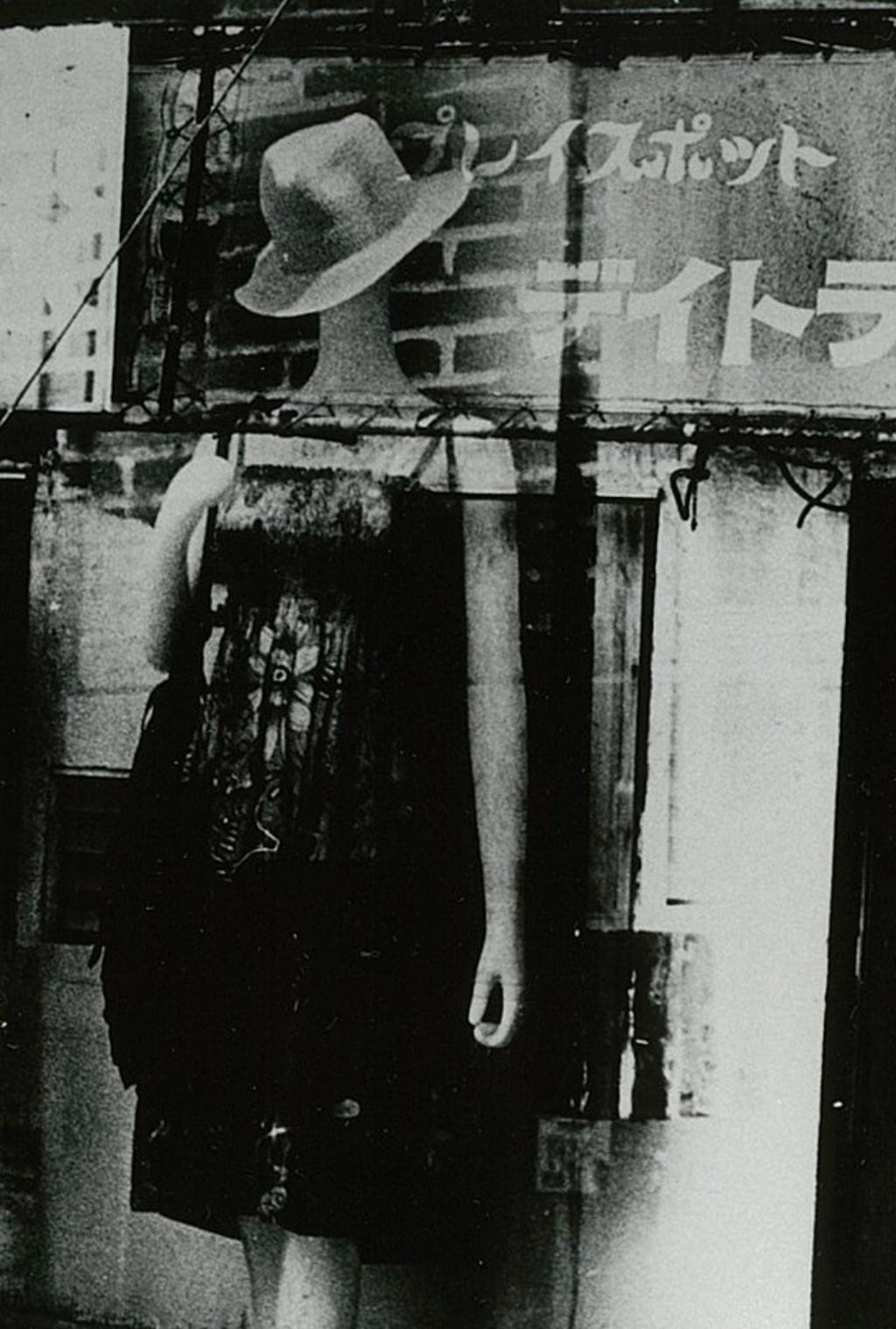 WARNING #05 Kosuke, Fotografie, Pailletten, Schwarz-Weiß, Shop, Fenster (Zeitgenössisch), Photograph, von Kosuke Kawamura