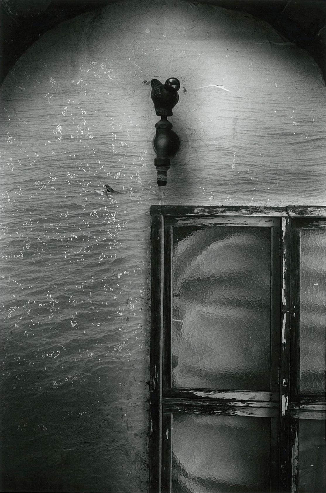 Black and White Photograph Kosuke Kawamura - WARNING #49 - Whiting, Photographie, Art, Abstrait, Noir et Blanc, Eau, The Window