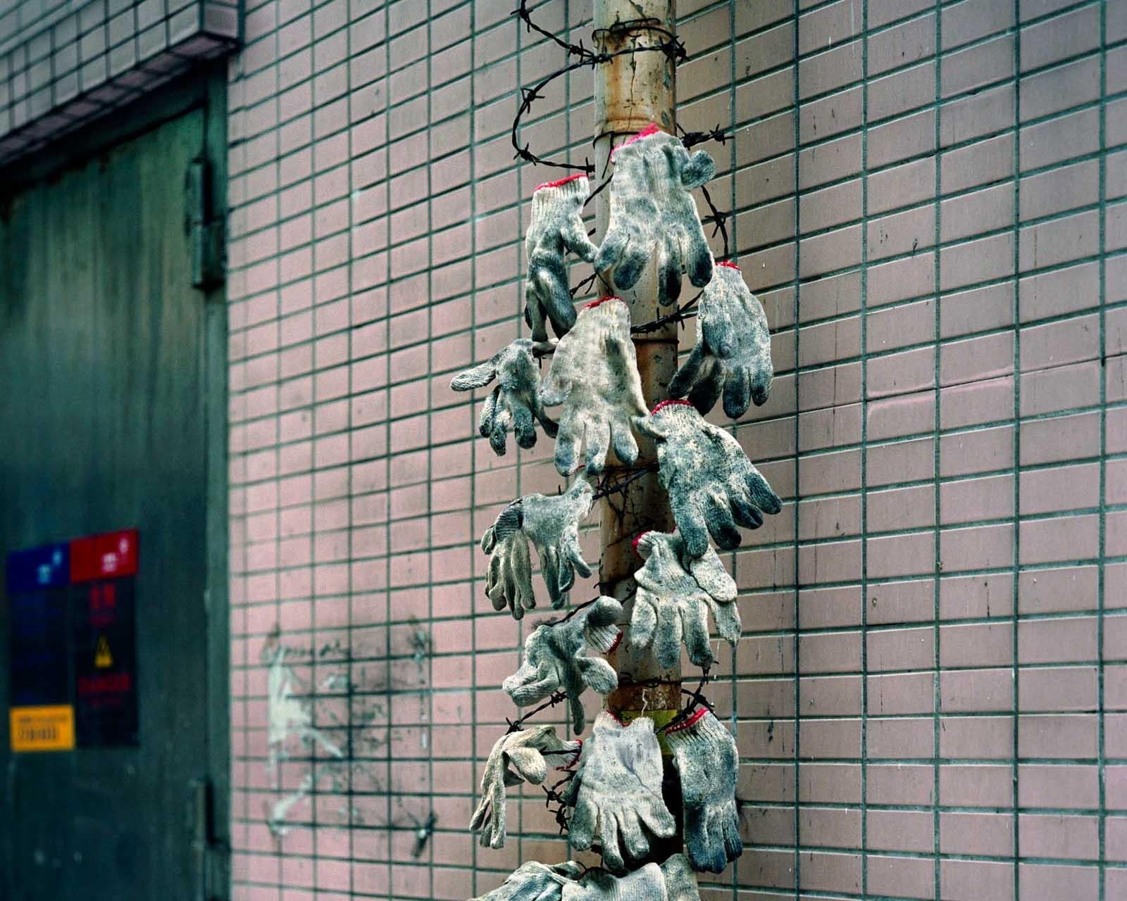 puerta trasera 03 - Michael Wolf, Ciudad, Color, Hong Kong, Fotografía de calle en venta 1