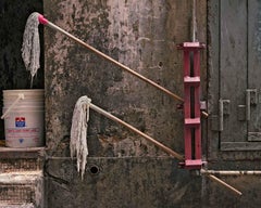 back door 29 - Michael Wolf, Città, Colore, Hong Kong, Fotografia di strada, Mop