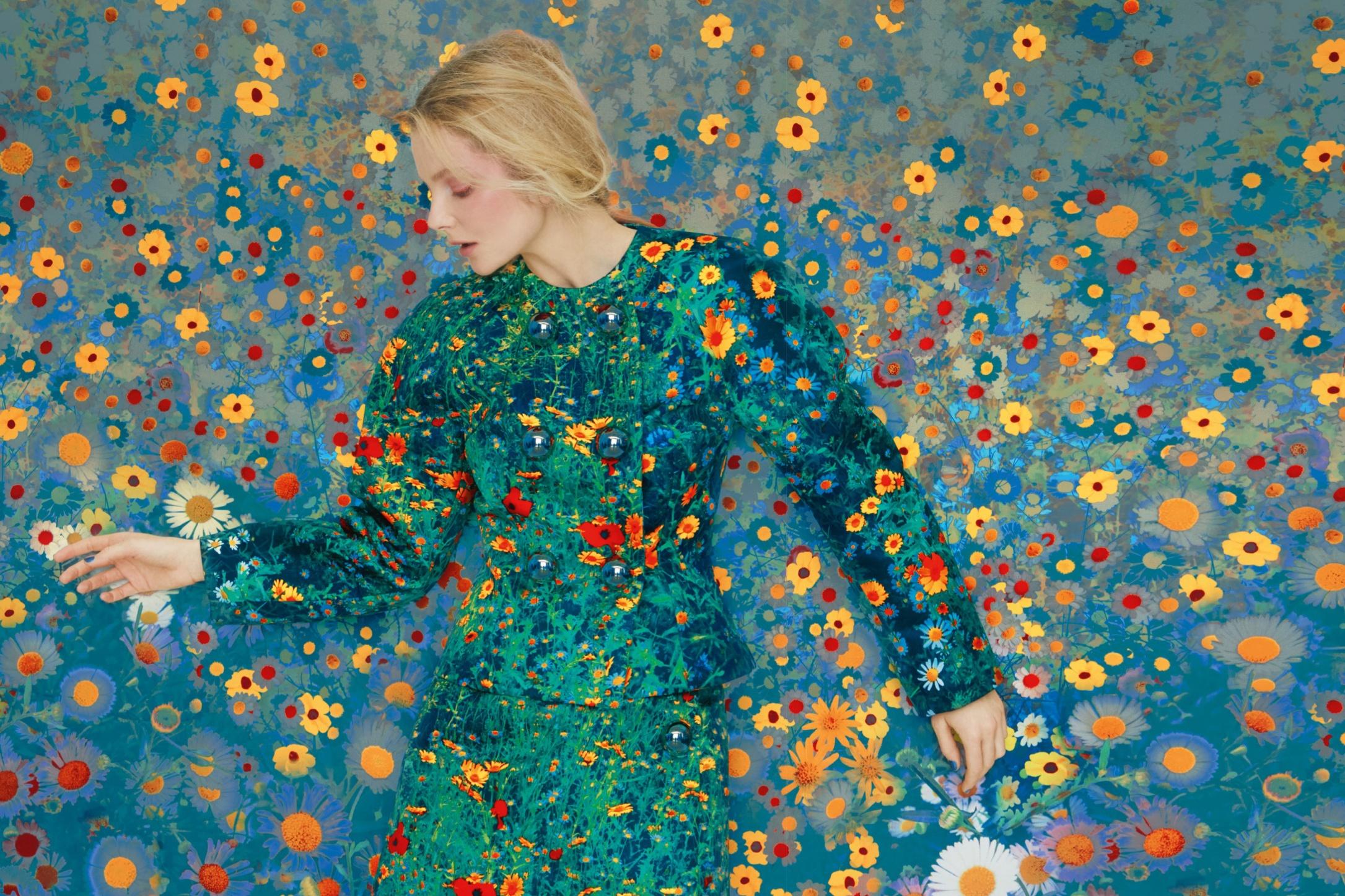 Eniko in Blumen, Archive Erik Madigan Hals, Mode, Nackt, Kunst (Blau), Color Photograph, von Erik Madigan Heck