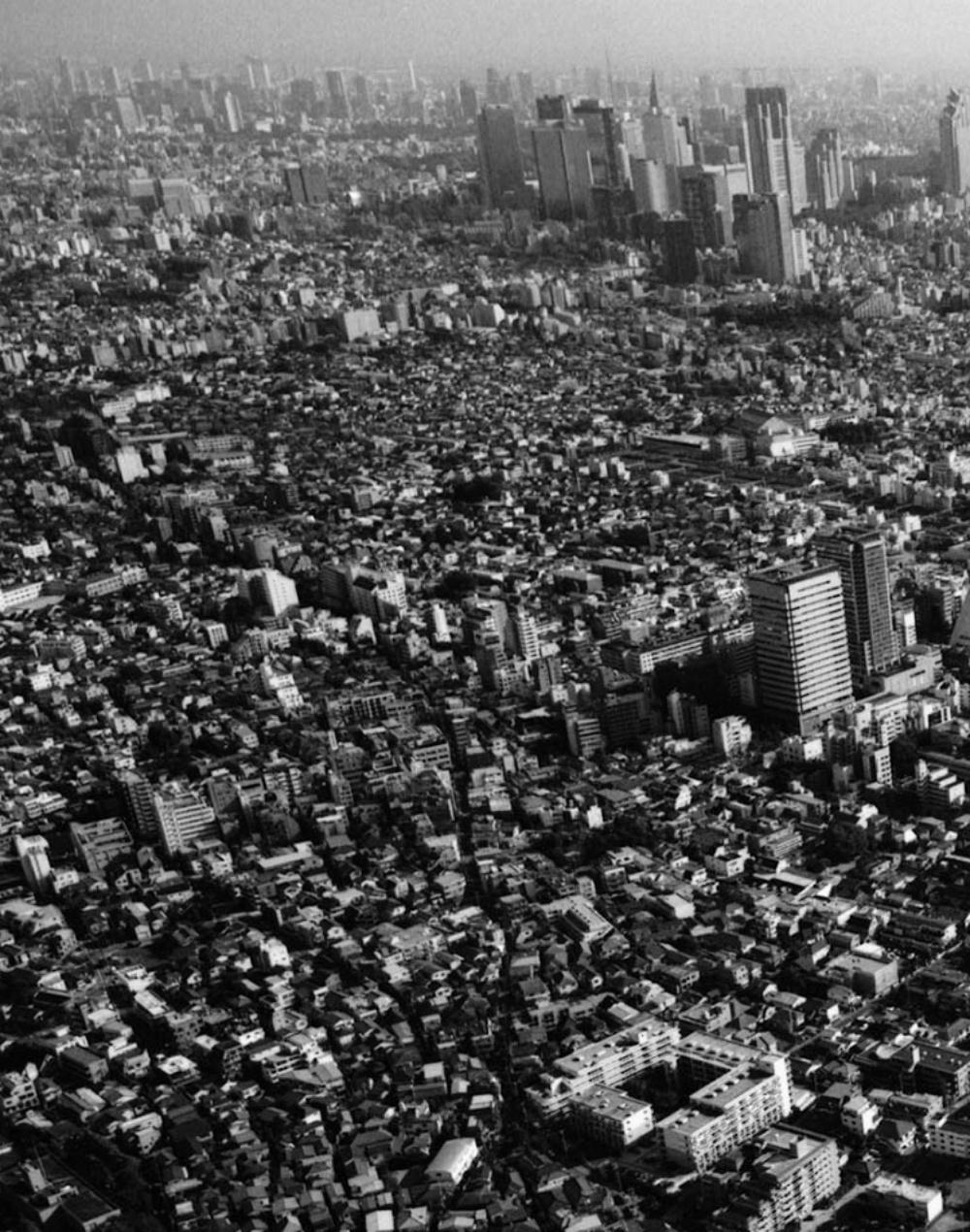 Tokyo 03 Balthasar Burkhard, photographie en noir et blanc, Japon, paysage urbain - Photograph de Balthasar Burkhard 