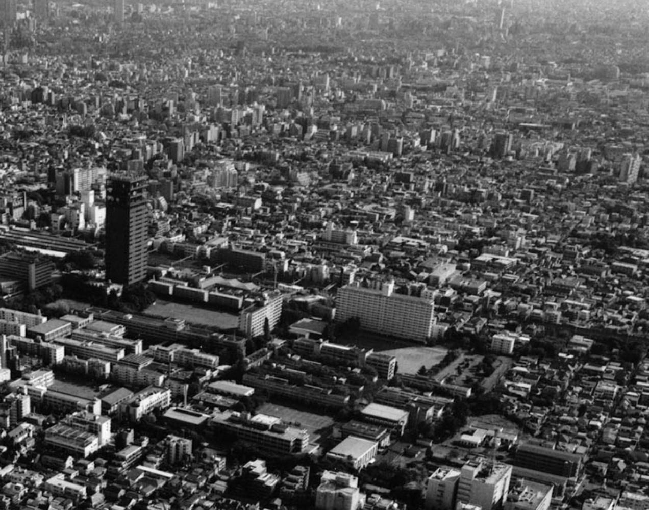 Tokyo 03 Balthasar Burkhard, photographie en noir et blanc, Japon, paysage urbain - Noir Black and White Photograph par Balthasar Burkhard 