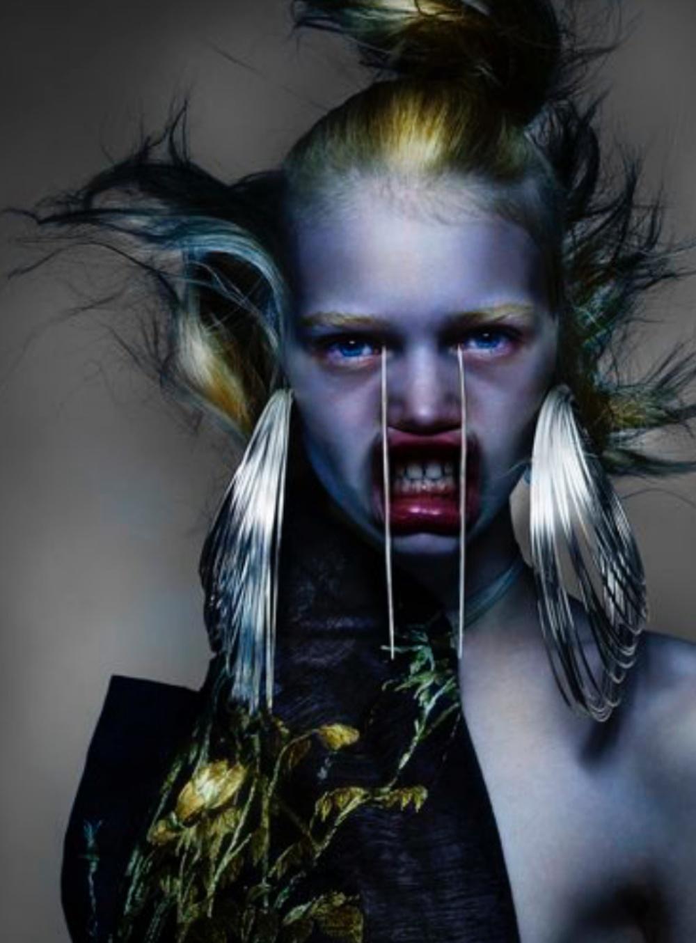 Stella Lucia Deopito portant Alexander McQueen Nick Knight, Photographie, Art en vente 2