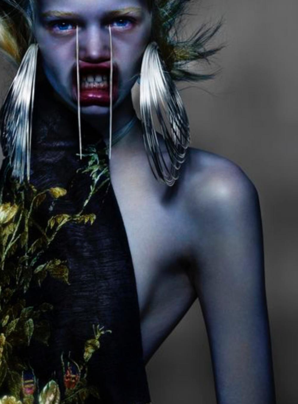 Stella Lucia Deopito portant Alexander McQueen Nick Knight, Photographie, Art en vente 3