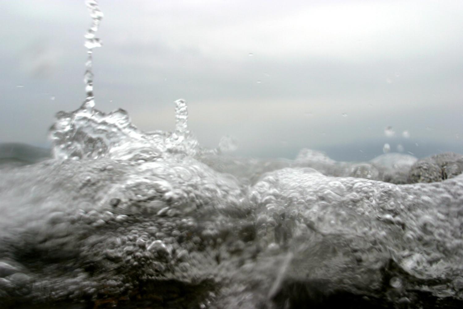 Syoin KAJII (*1976, Japan)
NAMI_009, 2004
Lambda-Druck mit Diasec-Gesicht
Auch als Diptychon erhältlich (zwei Werke)
56 x 84 cm (22 x 33 1/8 Zoll)
Auflage von 6 Stück; Ed. Nr. 1/6

Über NAMI: 
NAMI ist eine Serie von Fotos der Wellen an der Küste