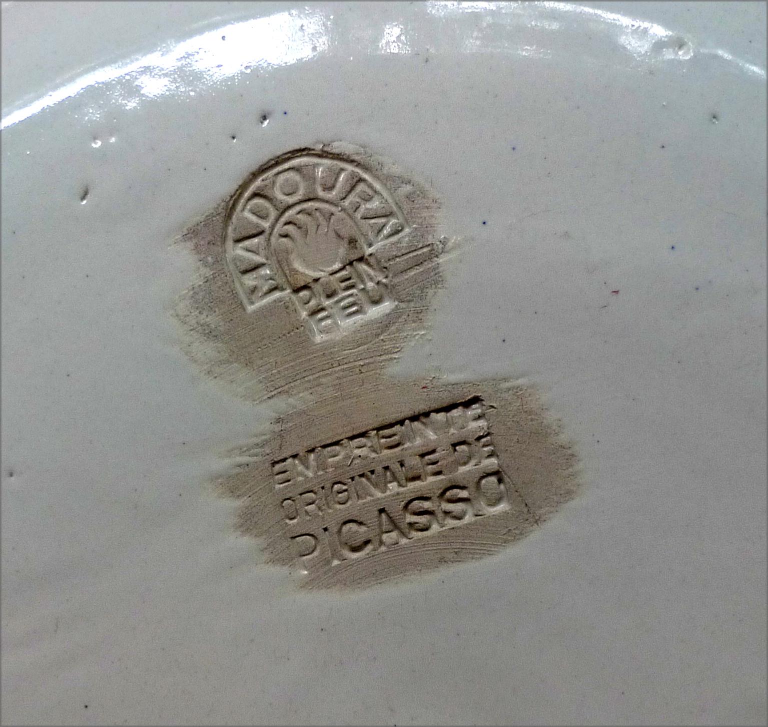 PABLO PICASSO (1881-1973)
QUATRE PROFILS ENLACÉS (A.R. 88)
gestempelt 'Madoura Plein Feu / Empreinte Originale de Picasso' (unten)
teller aus weißer Steingutkeramik mit schwarzem Oxid und weißer Glasur
Durchmesser: 10-5/8 Zoll (27 cm)
Konzipiert