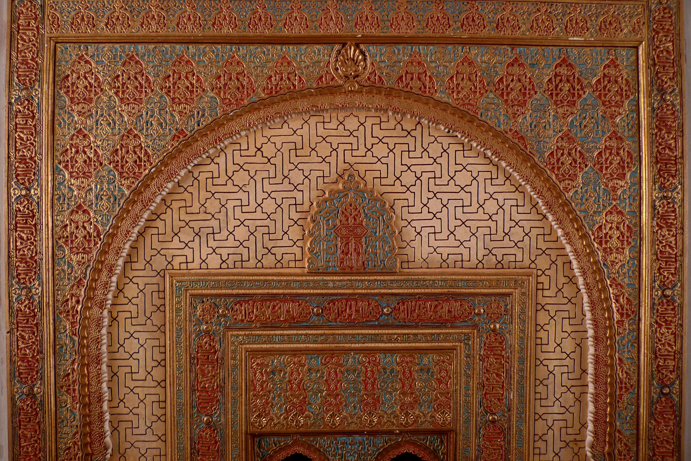 „Alhambra-Fassadenmodell“:: polychromer Stuck aus dem frühen 20. Jahrhundert von Enrique Linares 3
