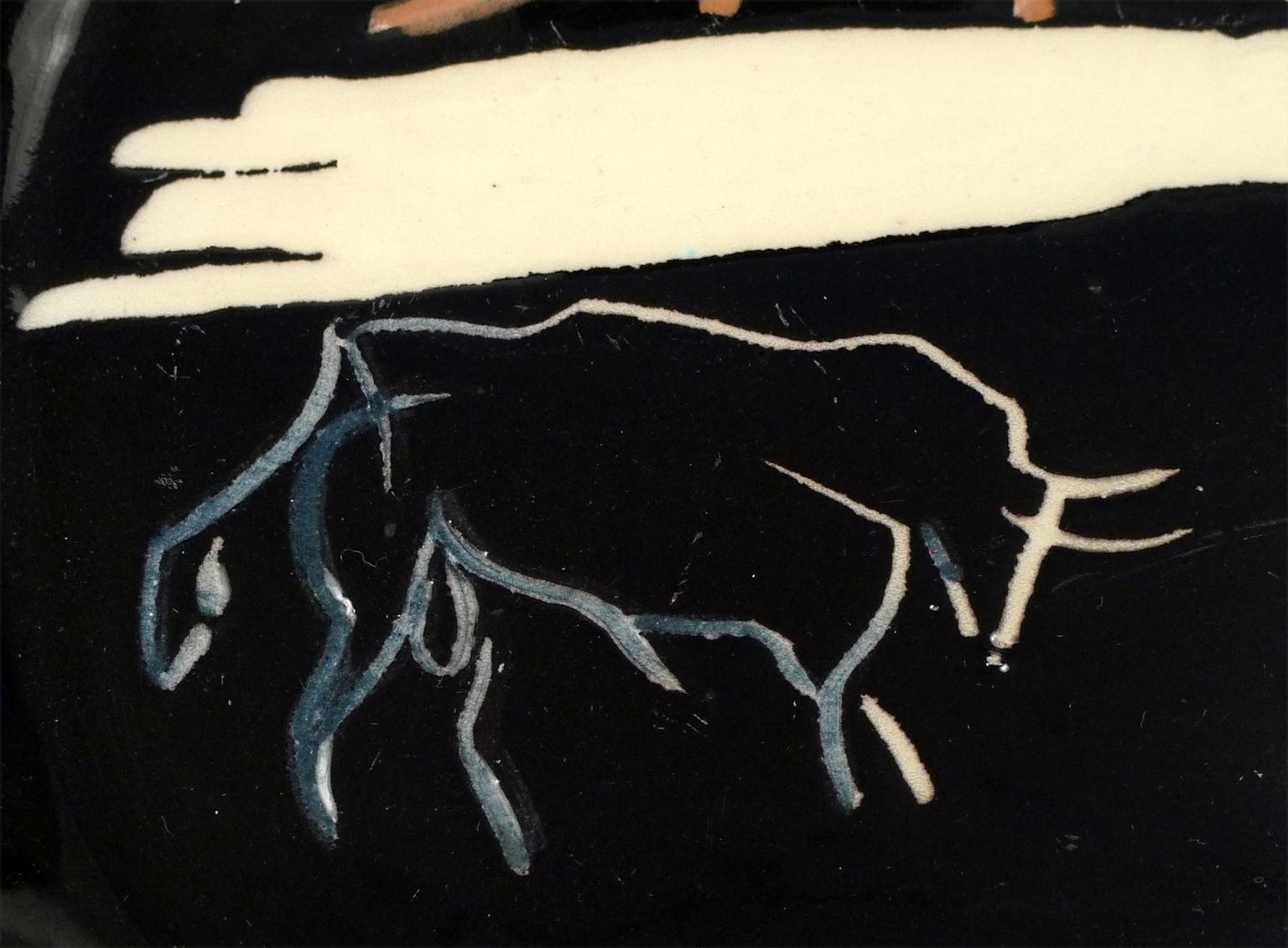 PABLO PICASSO (1881-1973)
Corrida Sur Fond Noir (A.R. 198)
datiert '25.9.53.' (oben Mitte); gestempelt 'Madoura Plein Feu / Edition Picasso' (unten)
weißer Keramikteller aus Steingut, teilweise graviert, mit farbiger Engobe und Glasur
Konzipiert am