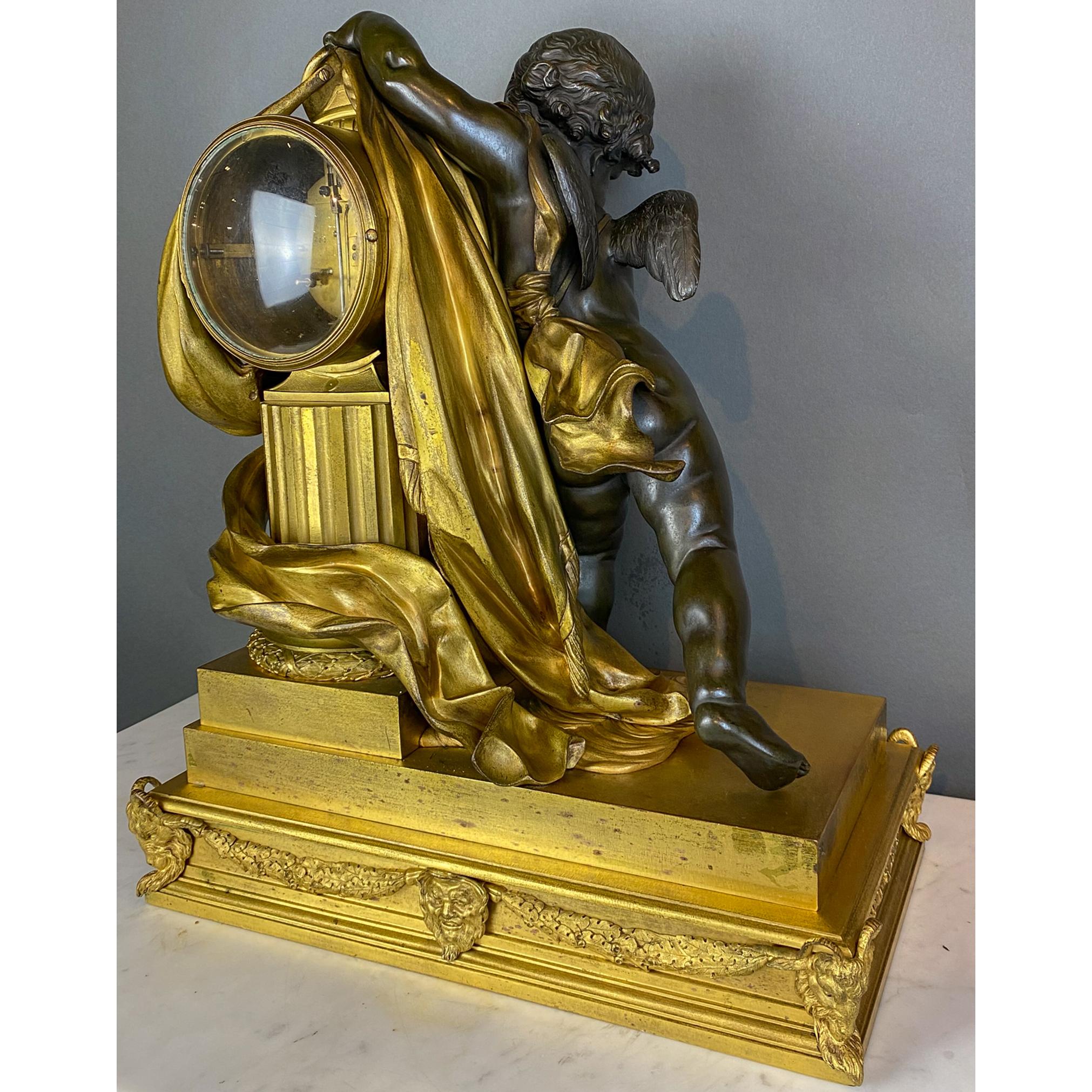 Pendule de cheminée en bronze doré et patiné avec putti par A Paris  en vente 5
