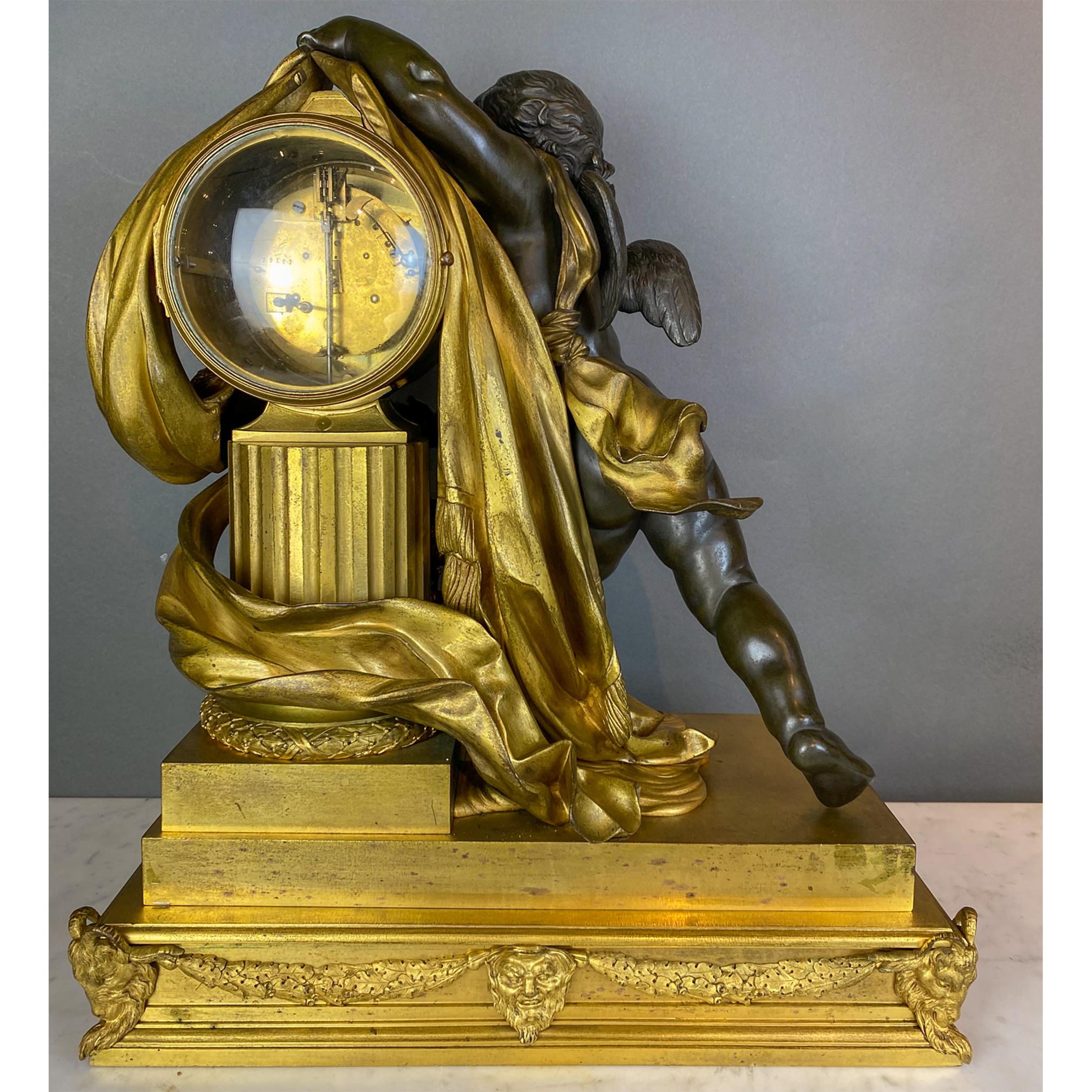 Pendule de cheminée en bronze doré et patiné avec putti par A Paris  en vente 4