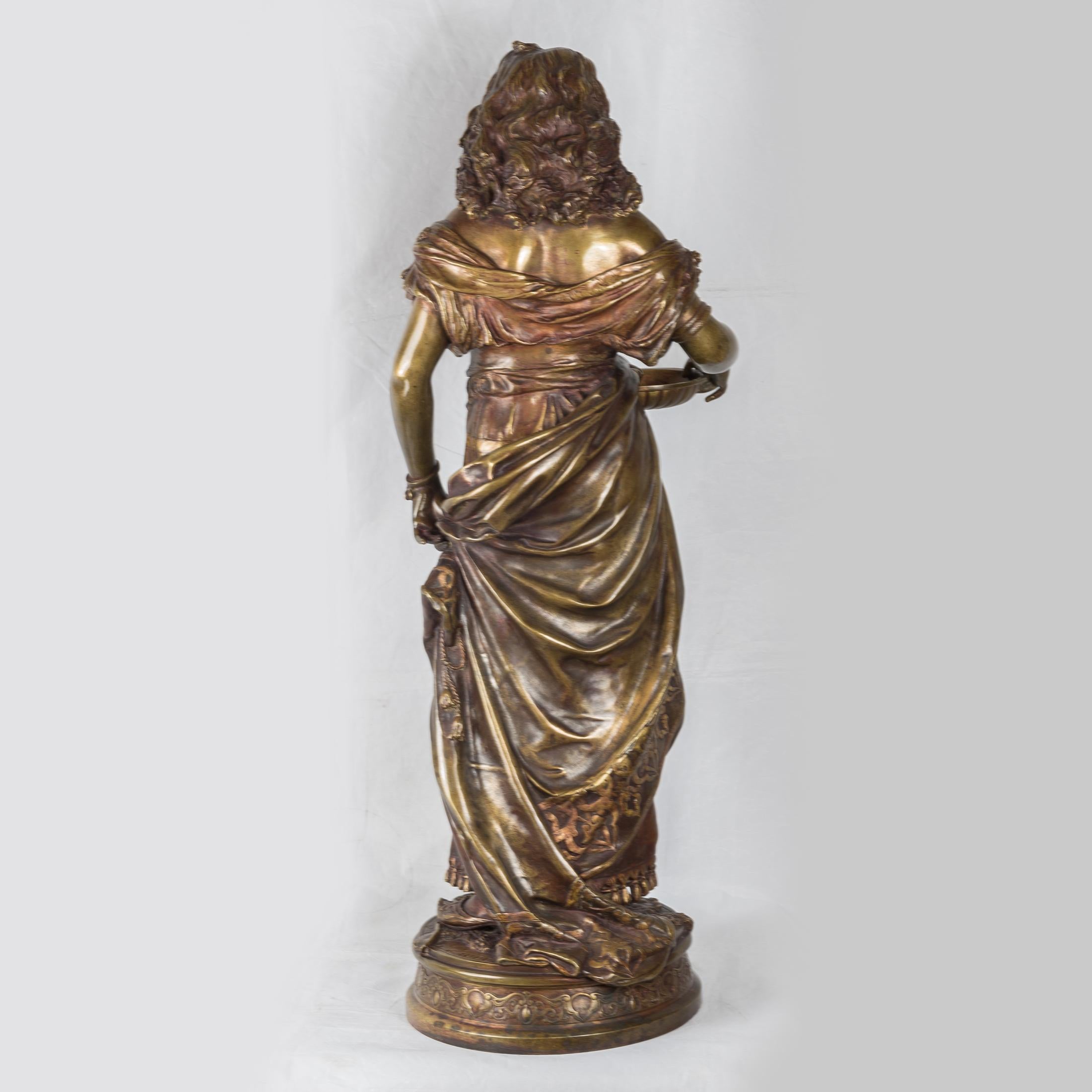 Un bel bronzo patinato di Adrien Gaudez raffigurante una donna gitana - Figurative Sculpture Oro di Adrien-Etienne Gaudez