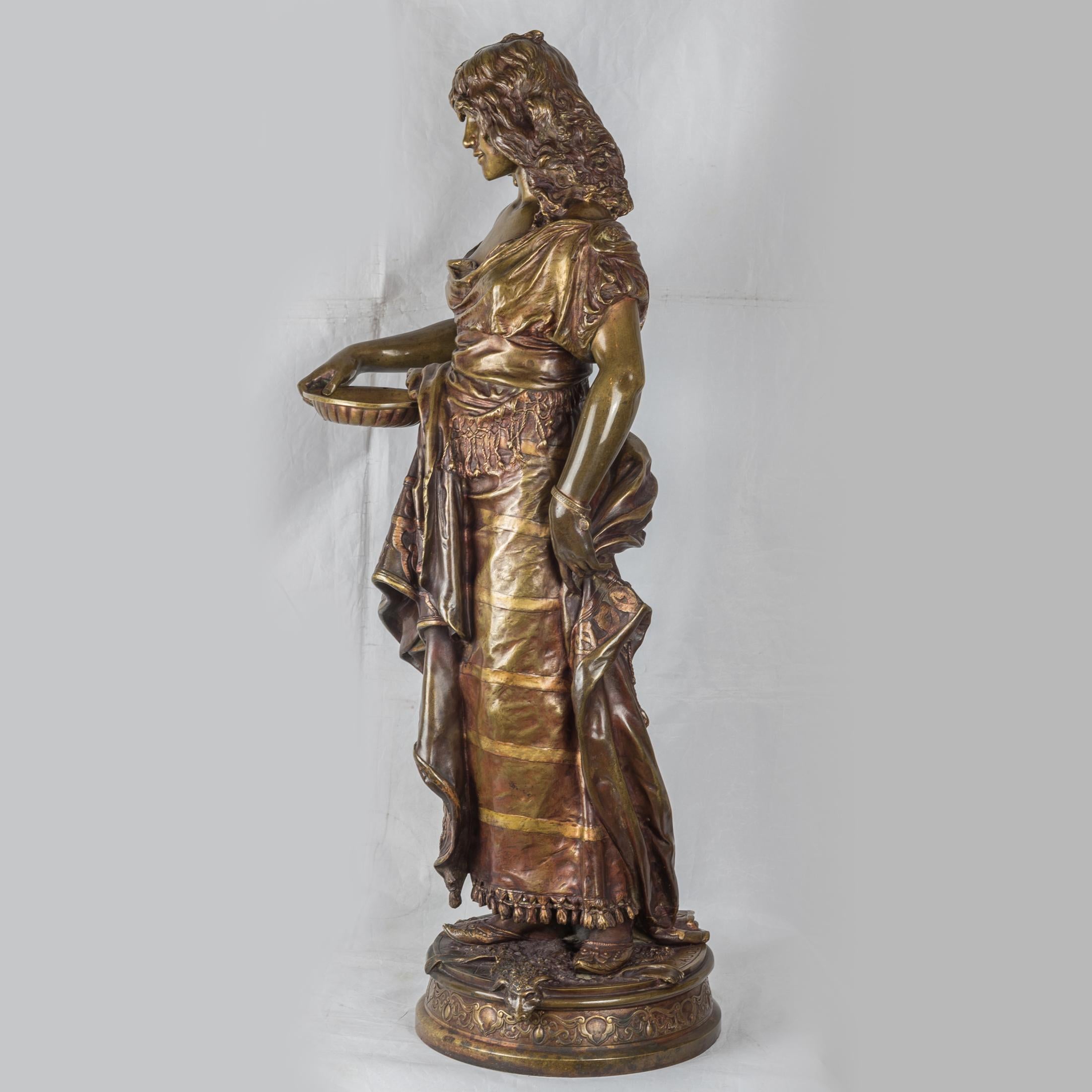 ADRIEN-ETIENNE GAUDEZ 
Francese, (1845-1902)

La donna zingara    
    
Firmato 'A. GAUDEZ' sulla base.   
33 x 15 pollici  

NOTE:
In abito policromo a motivi, indossa un braccialetto, è in piedi su un tappeto di pelle di pecora e tiene in mano un