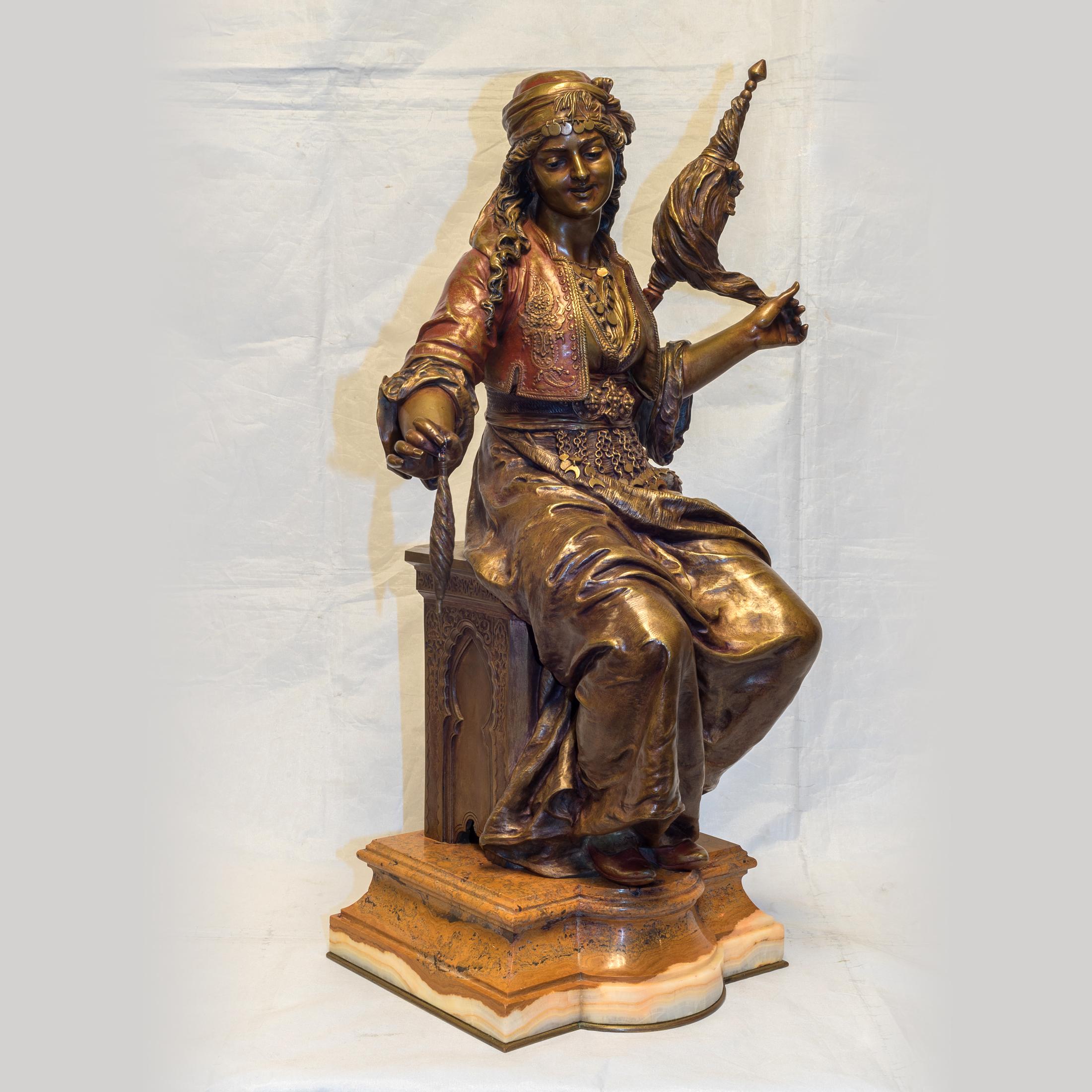 Pareja de esculturas de bronce dorado de mujeres gitanas - Sculpture de Émile-Coriolan-Hippolyte Guillemin