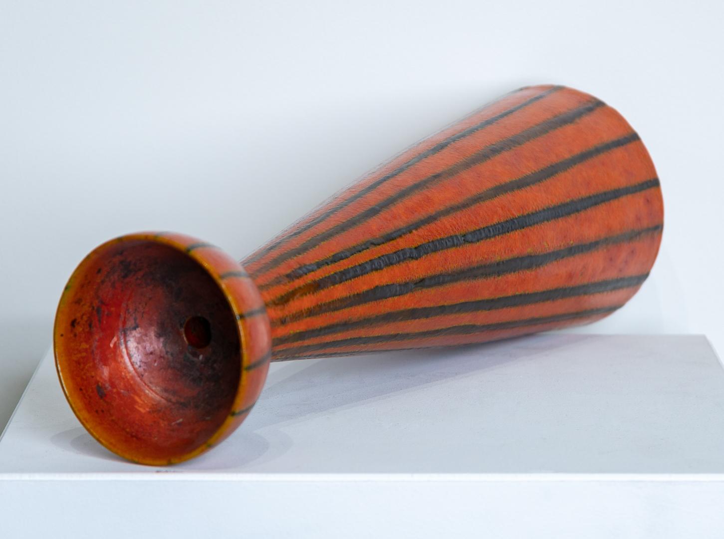 „Mid-Century Modern Red Vase“ Rot brünierte, schwarze Streifen, Keramik (Moderne), Art, von Dante Baldelli