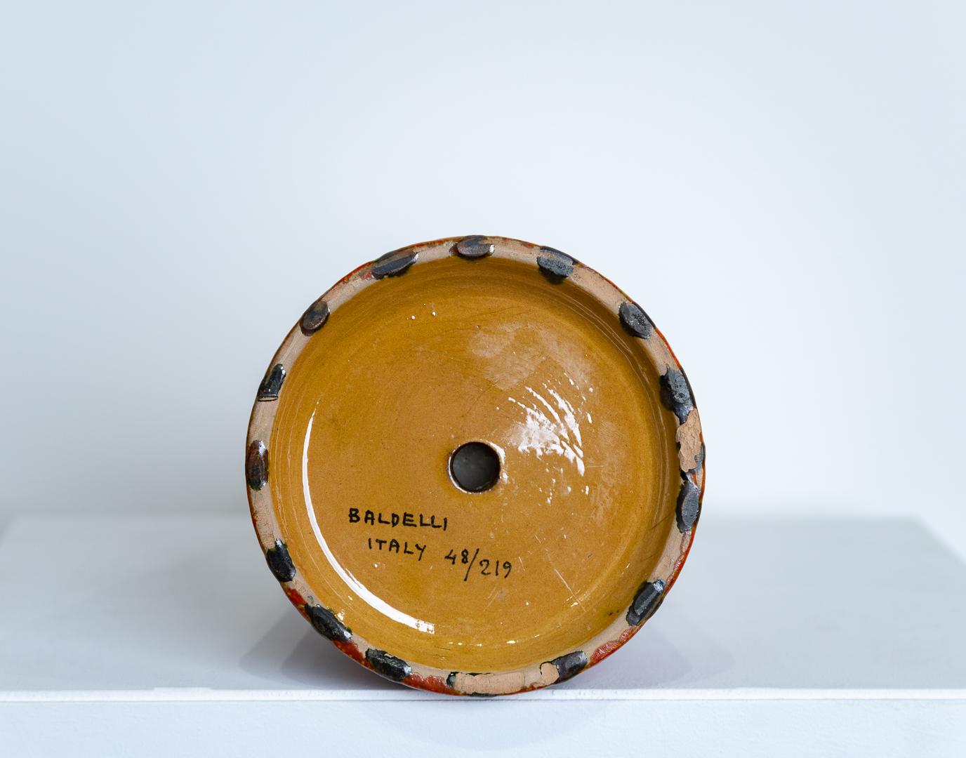 Die rote Vase von Dante Baldelli aus der Jahrhundertmitte ist ein elegantes Beispiel für die Arbeiten, die sein Atelier für den Verbraucher zur Verschönerung seines Heims anfertigen kann. Es ist ein wunderschönes Stück mit einer länglichen Basis und