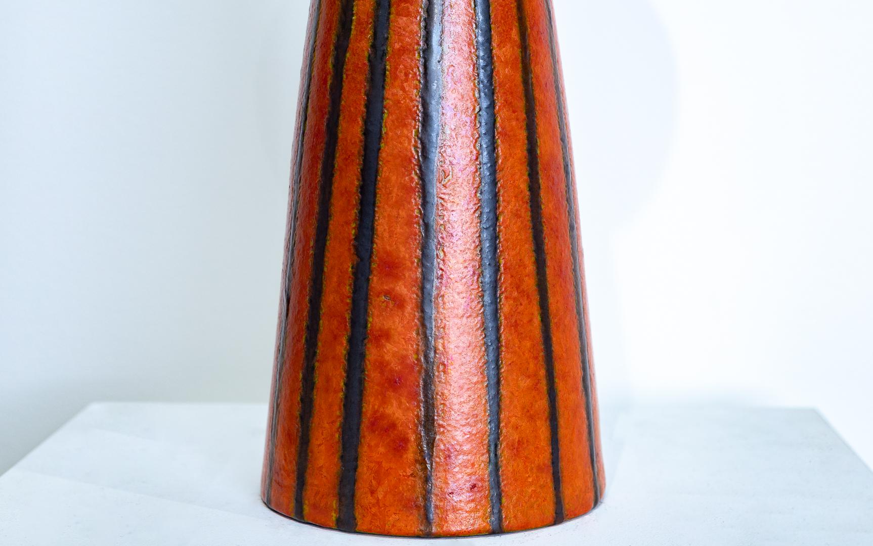 „Mid-Century Modern Red Vase“ Rot brünierte, schwarze Streifen, Keramik im Angebot 2