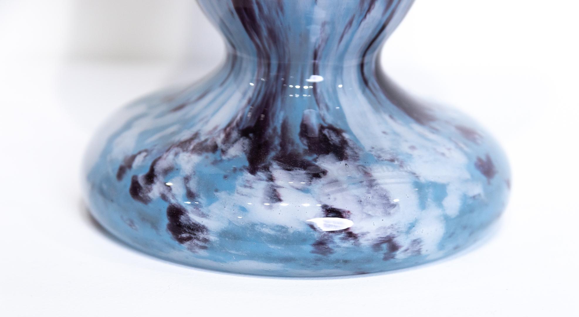 „Untitled Vase“ mundgeblasenes Glas, rosa & blau, gesprenkelt, funkelnd, signiert vom Künstler im Angebot 3