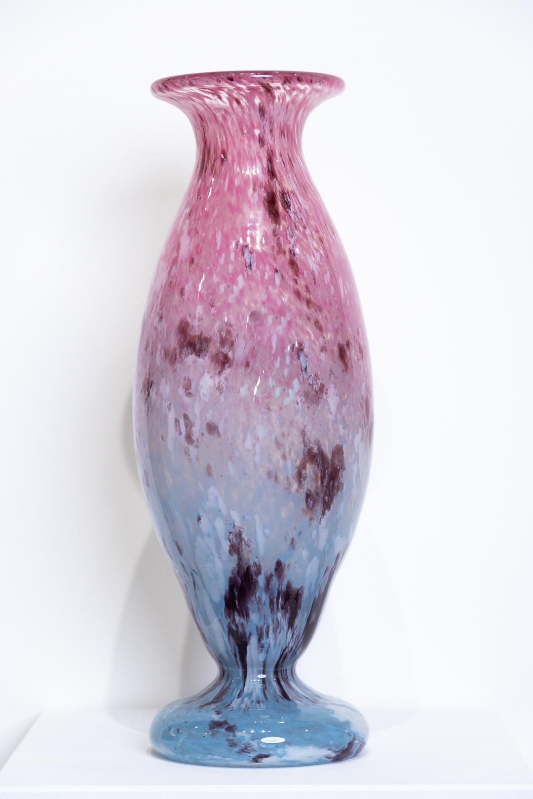 „Untitled Vase“ mundgeblasenes Glas, rosa & blau, gesprenkelt, funkelnd, signiert vom Künstler – Art von Charles Schneider
