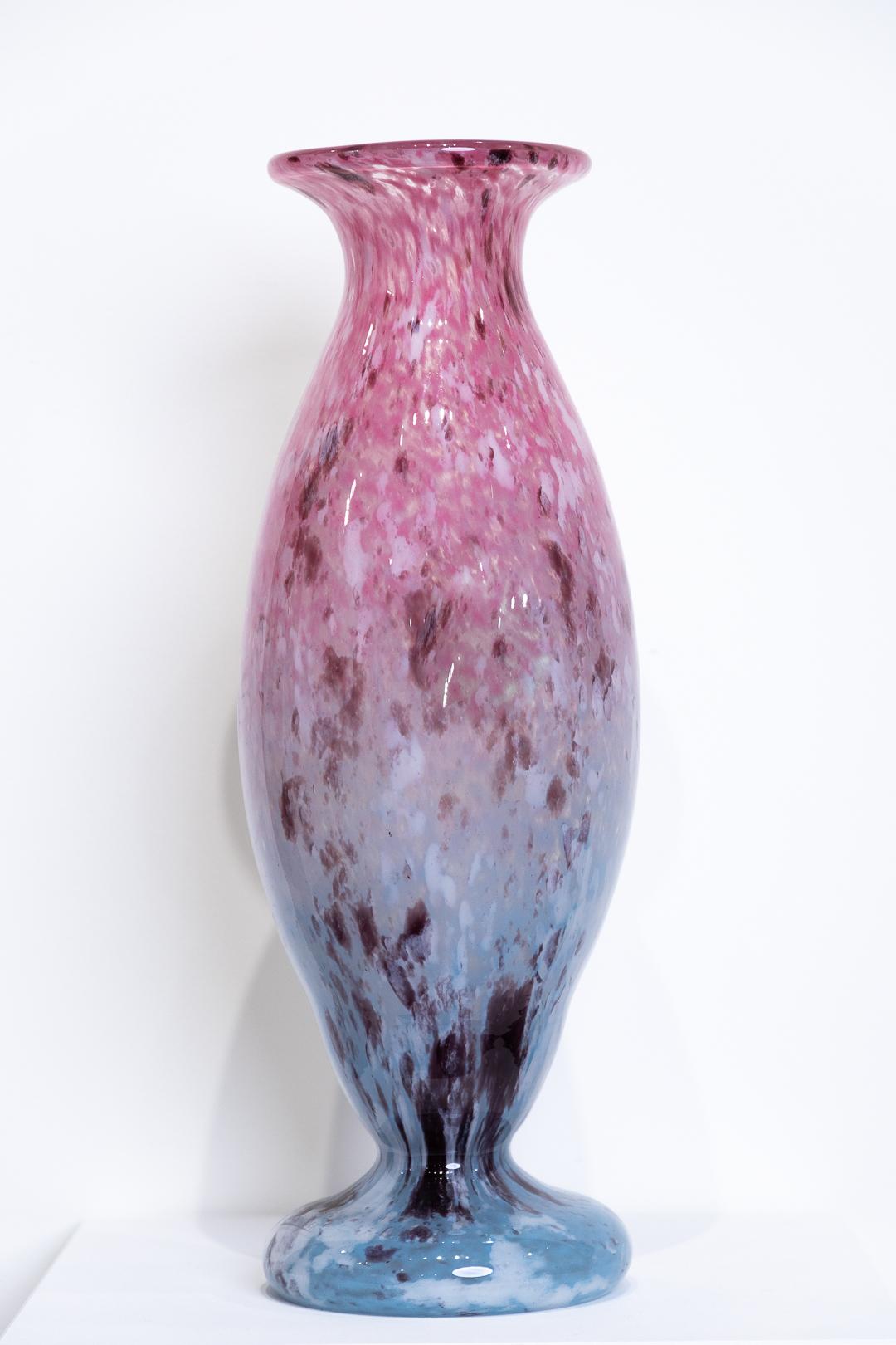 „Untitled Vase“ mundgeblasenes Glas, rosa & blau, gesprenkelt, funkelnd, signiert vom Künstler (Art nouveau), Art, von Charles Schneider