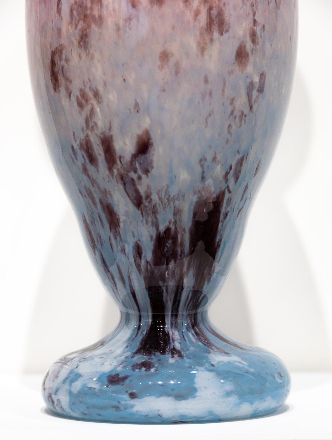 VERKAUF NUR EINE WOCHE

Diese gesprenkelte und funkelnde Glasvase ist ein exemplarisches Stück des französischen Jugendstils und wurde vom legendären Glasmacher Charles Schneider geschaffen. Die rosa und blau gesprenkelte und glitzernde Vase ist